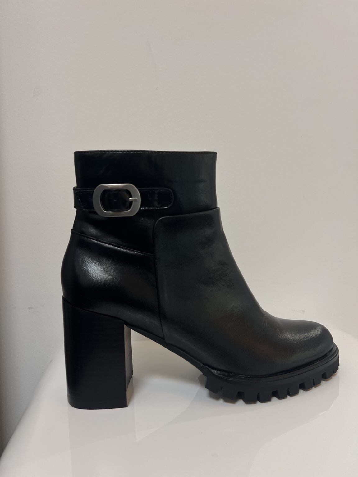 bottines en cuir noir et boucle argenté