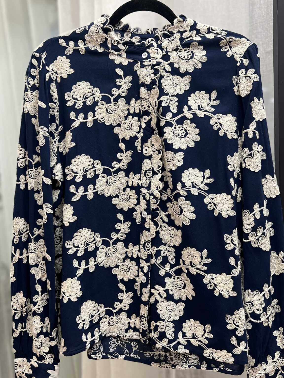 chemise brodé florale bleu marine