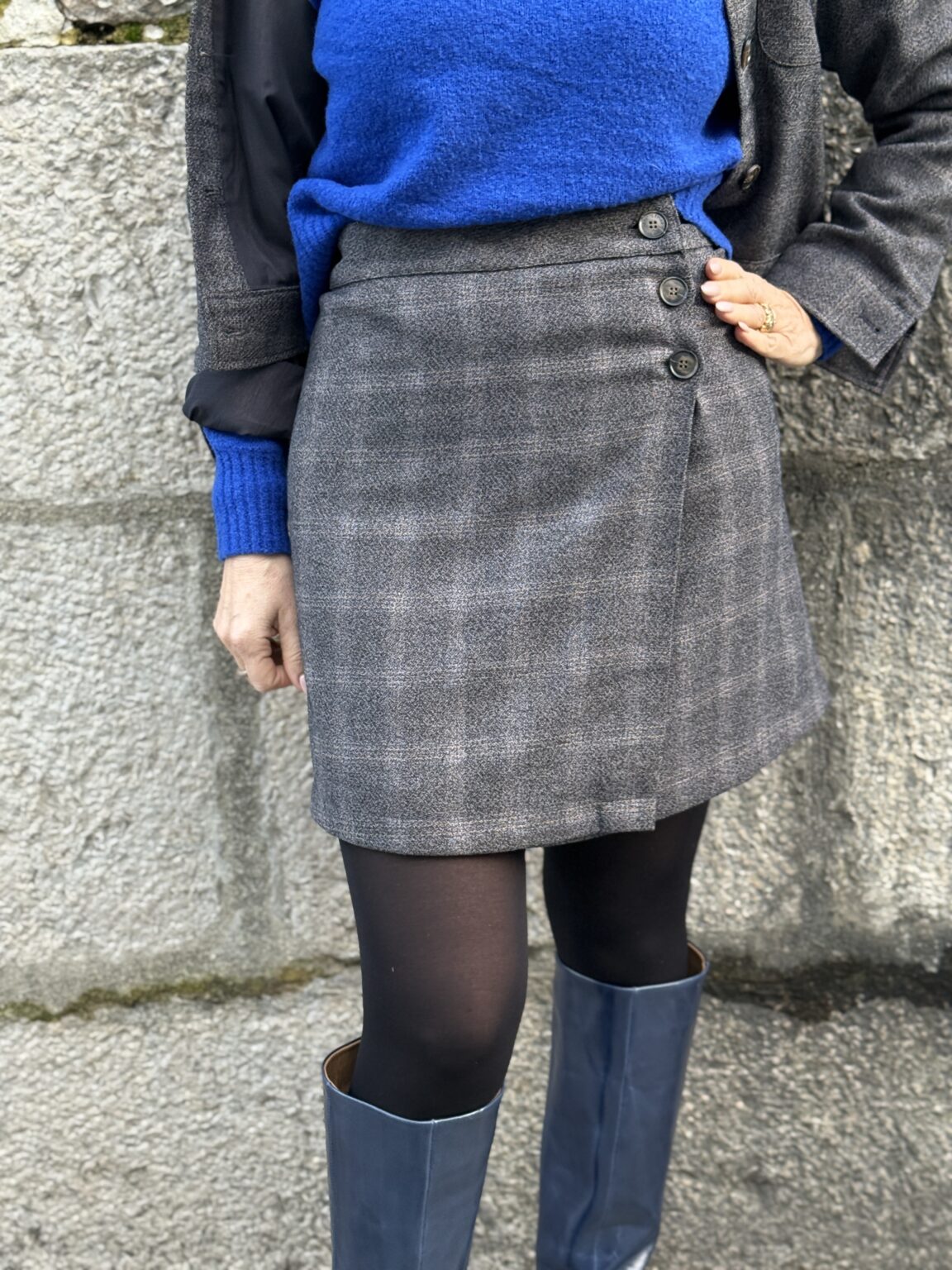 jupe à carreaux gris et bleu