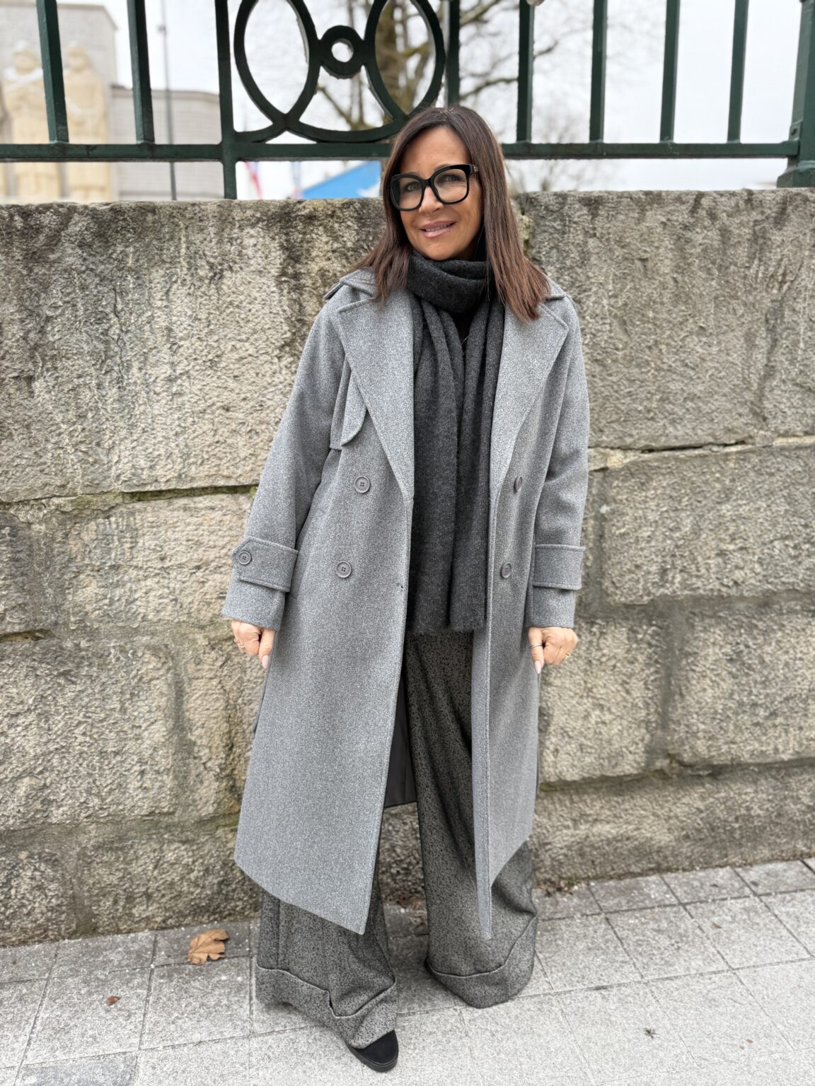 manteau long gris intemporel