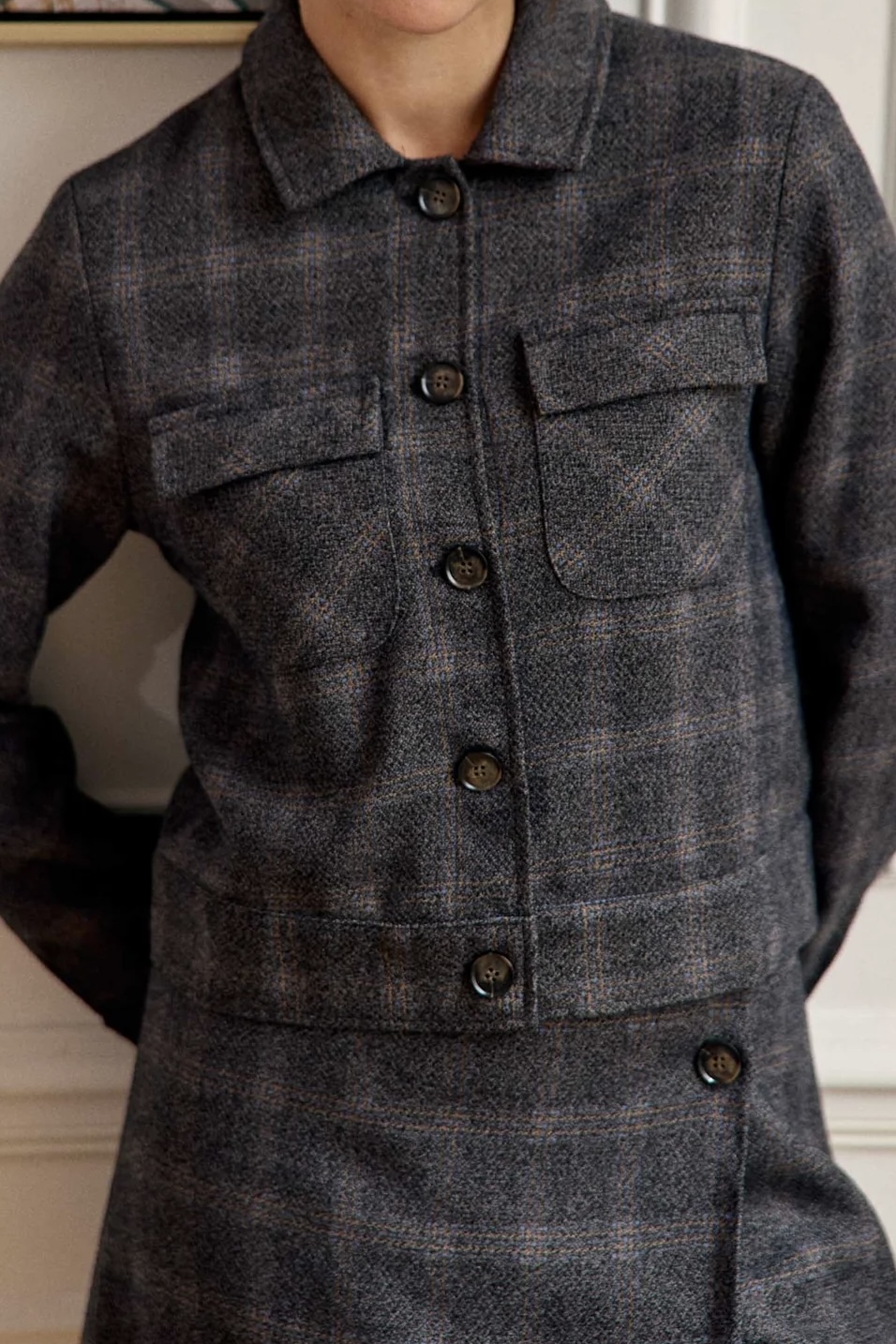 veste à carreaux gris et bleu