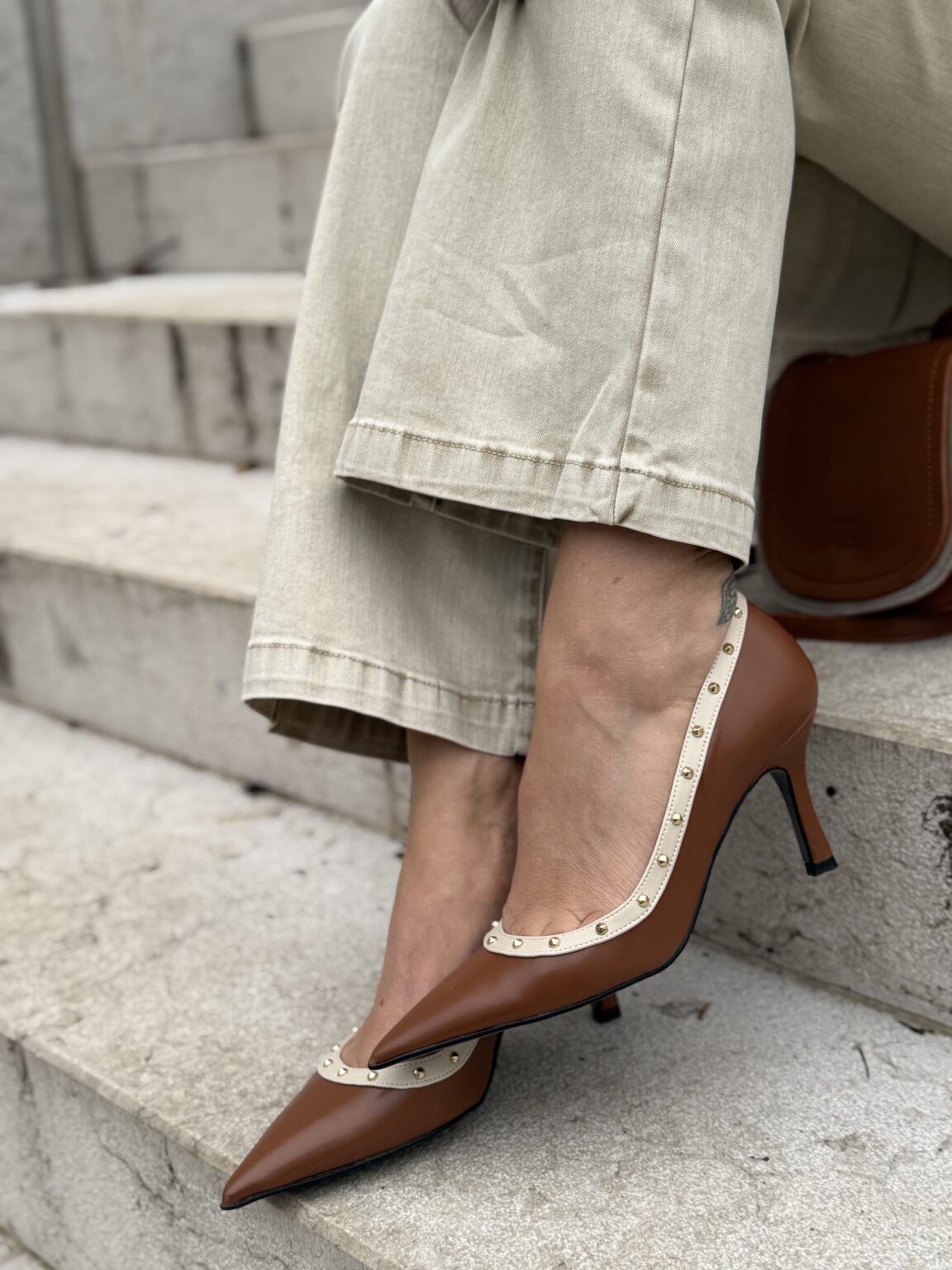 bc8394 escarpins camel clous beige rd1