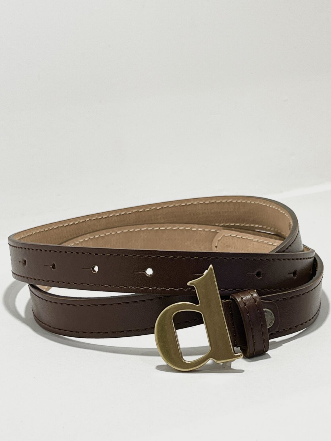 ceinture en cuir noir et boucle métallique dorée impérial