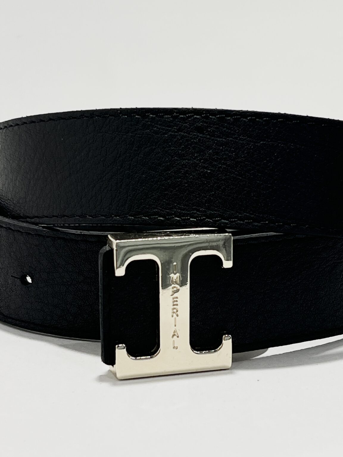 ceinture en cuir noir et boucle métallique dorée impérial