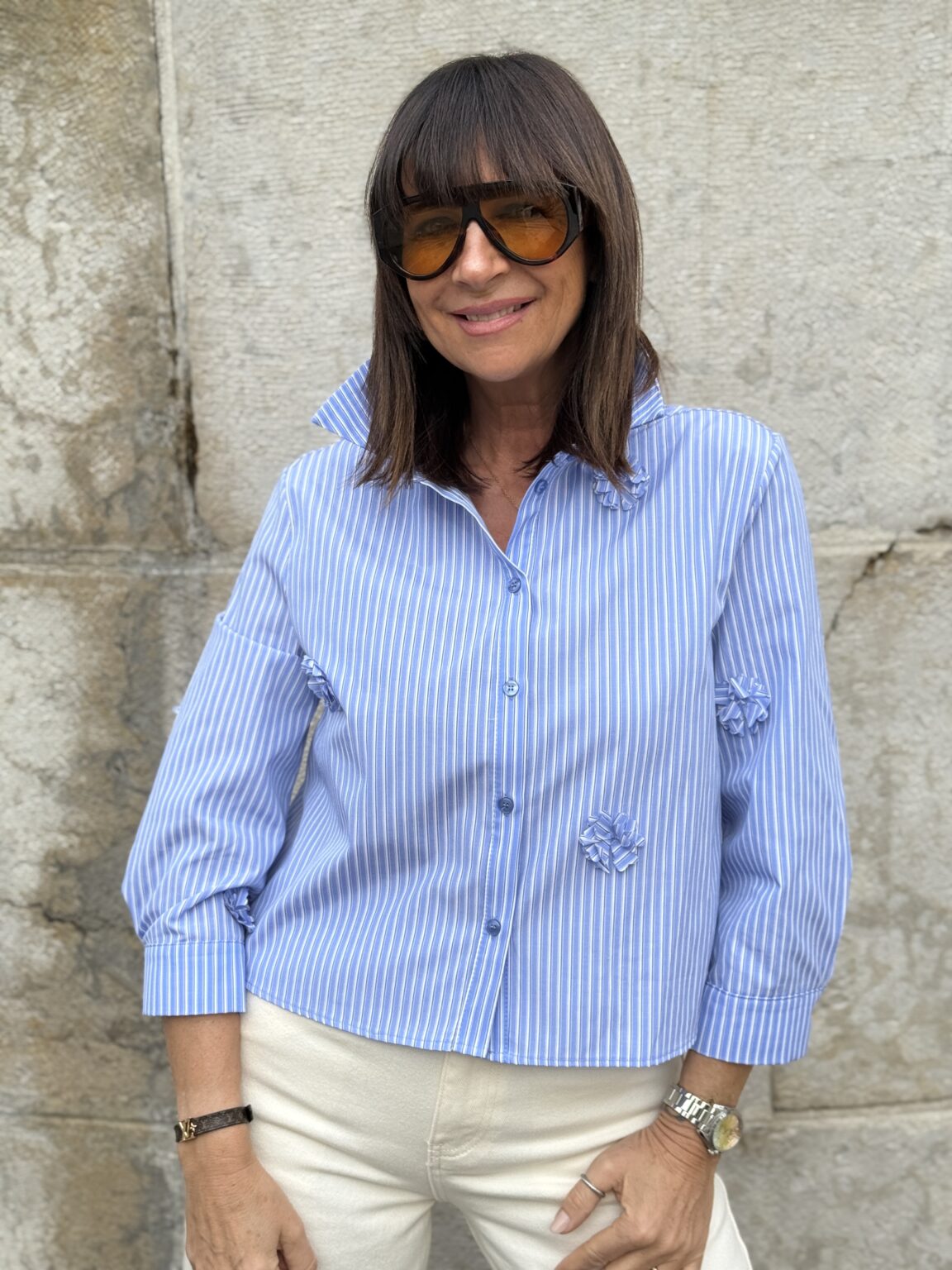 chemise courte rayée bleu et détails décoratifs en relief