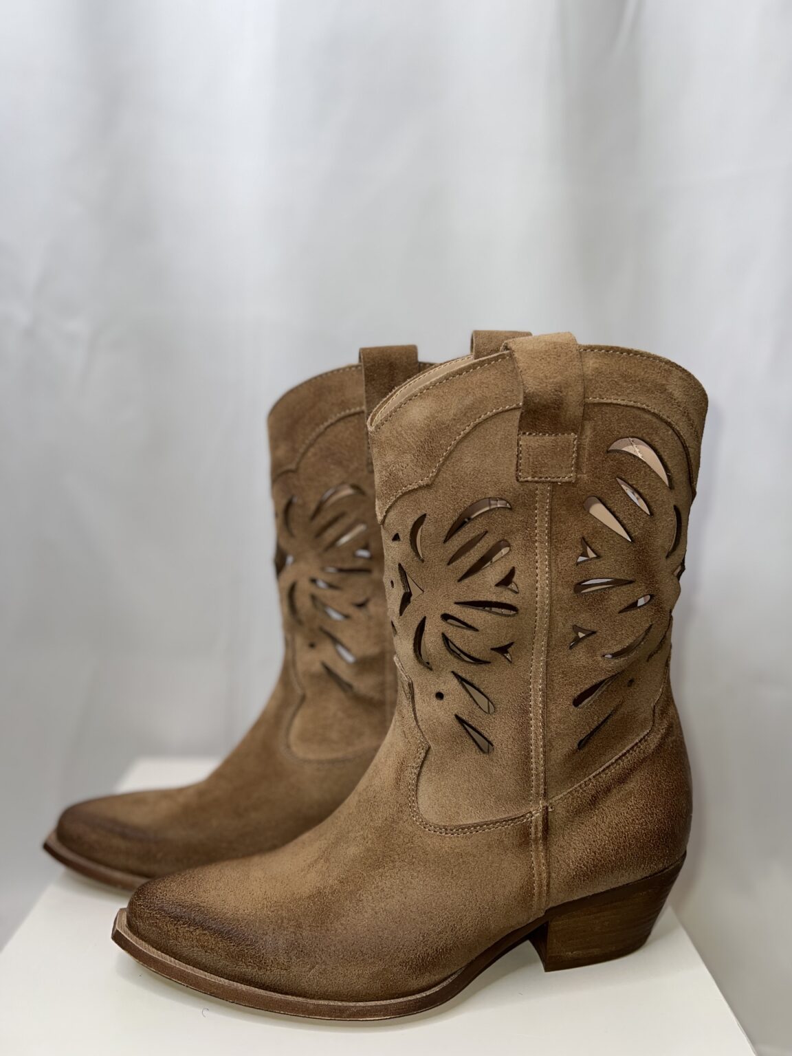 bottines esprit western en cuir suédé camel