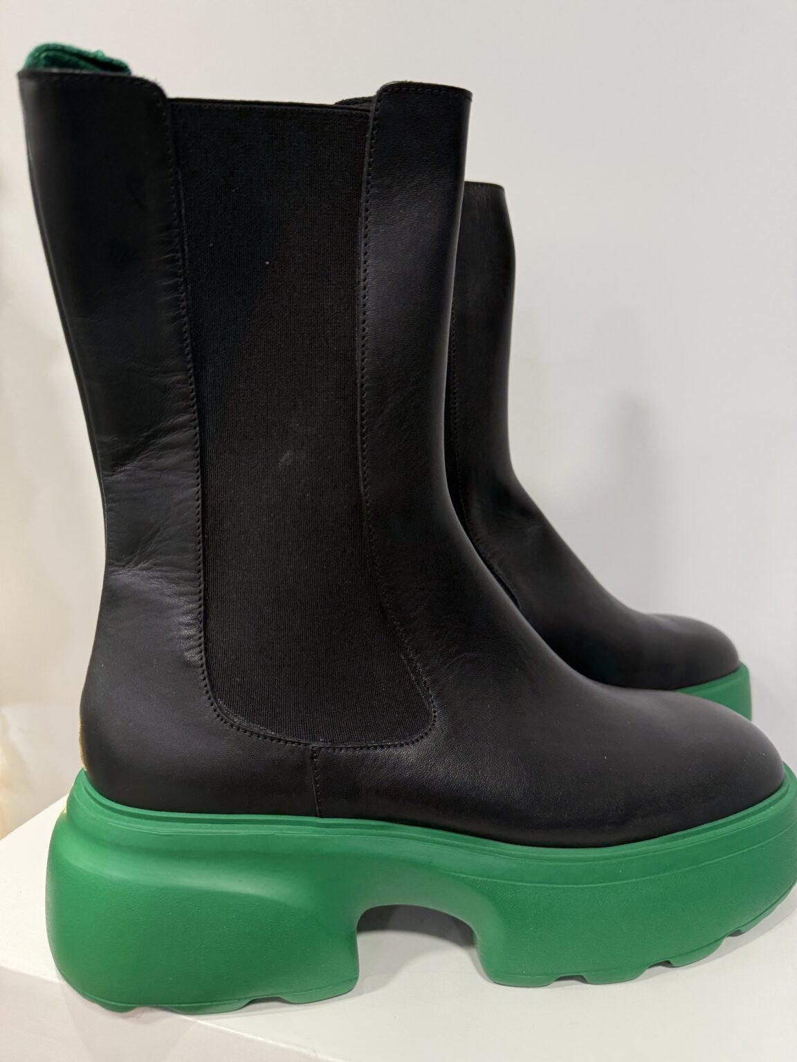 bottines cuir lisse noir et semelle verte