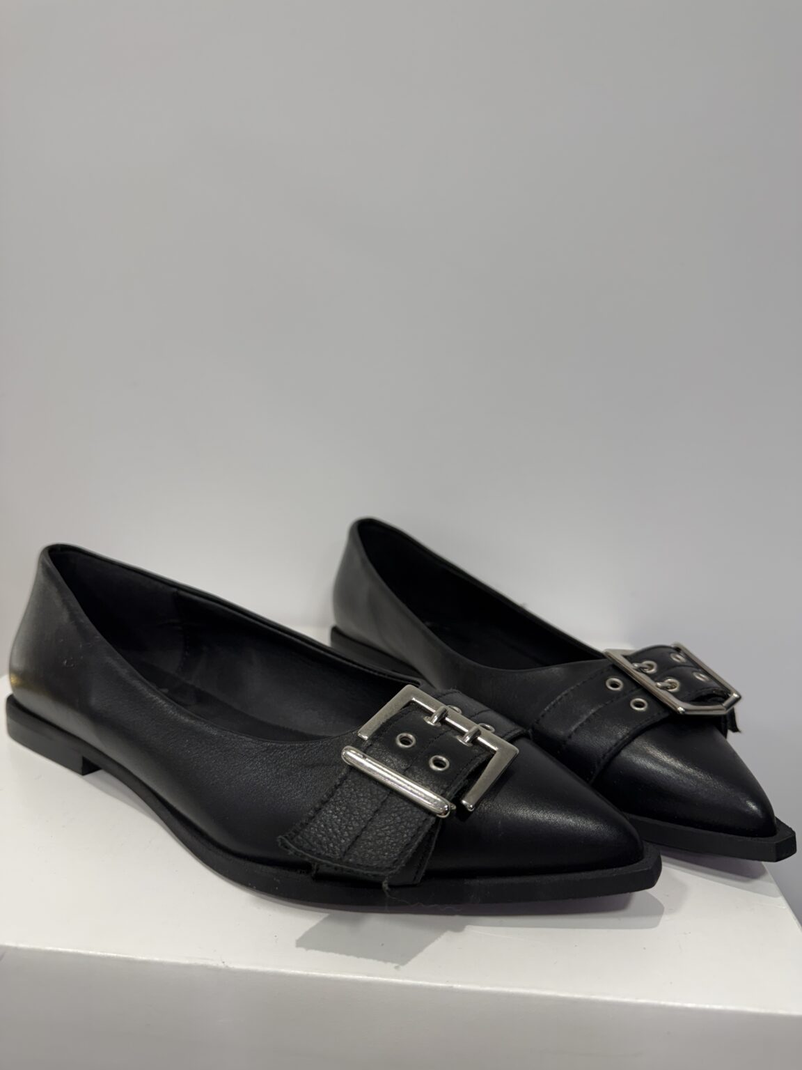 ballerines plates lisse noir à boucles