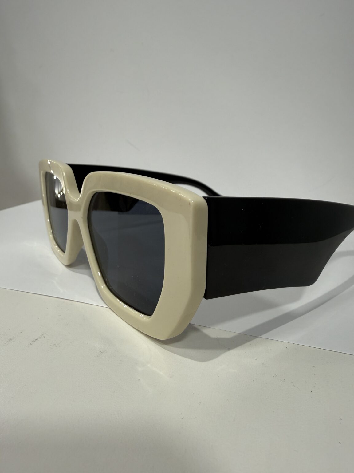 lunettes de soleil fantaisie beige et noir