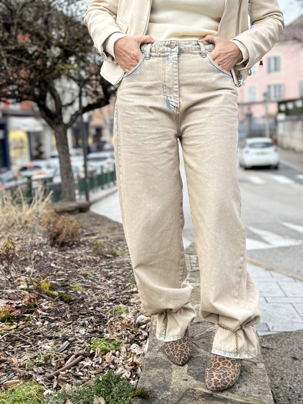 jean large droit denim beige délavé détail chaîne