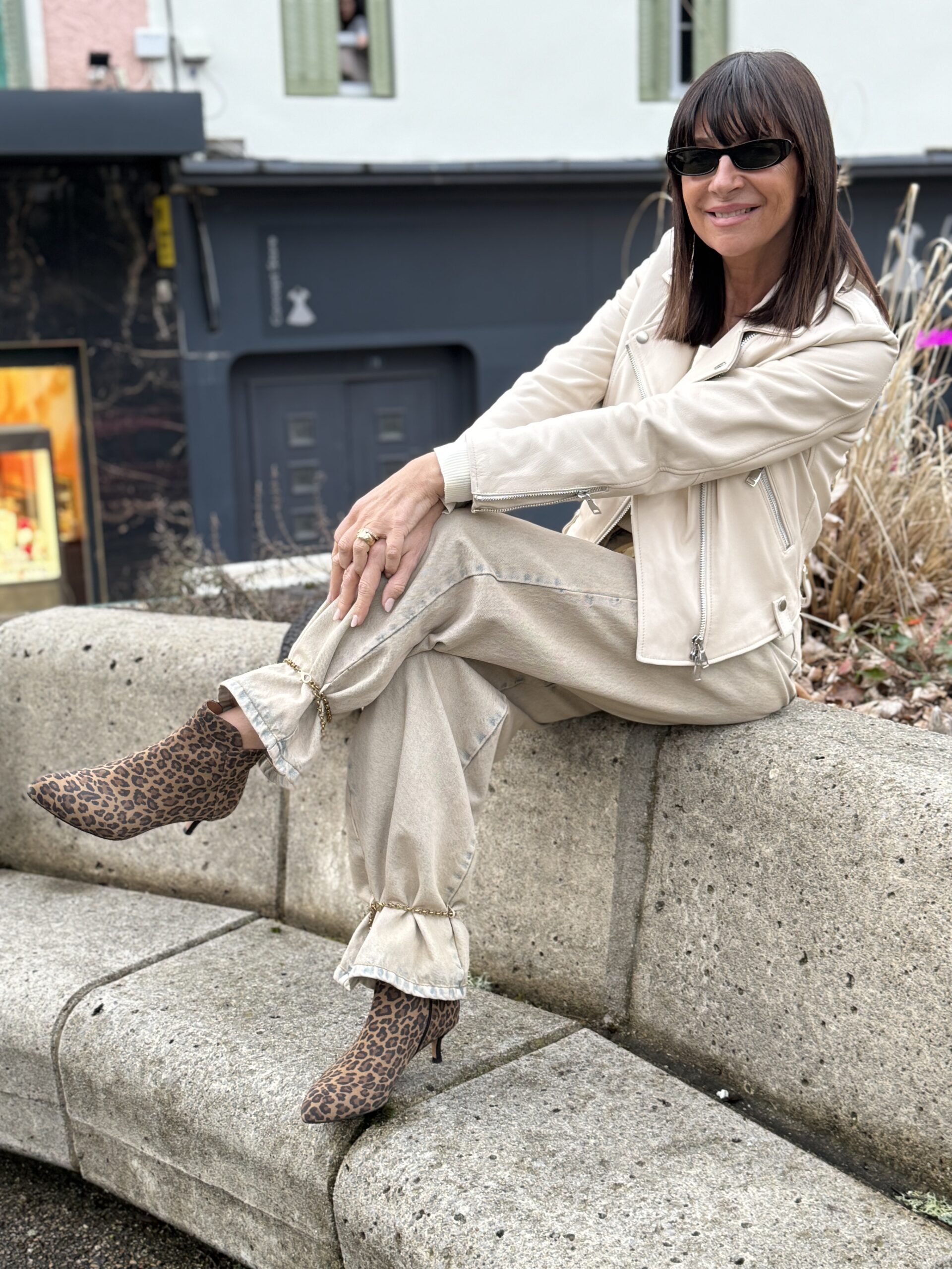 jean large droit denim beige délavé détail chaîne