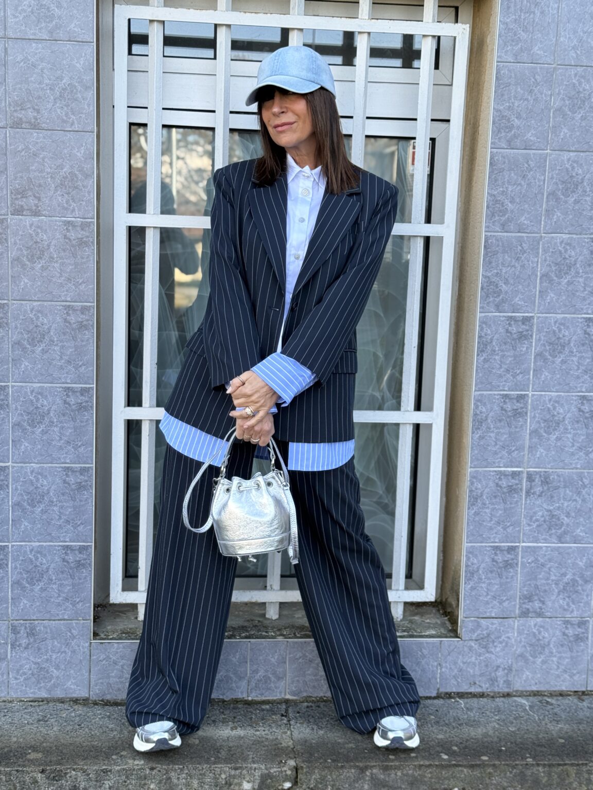 look tailoring sport chic à rayure