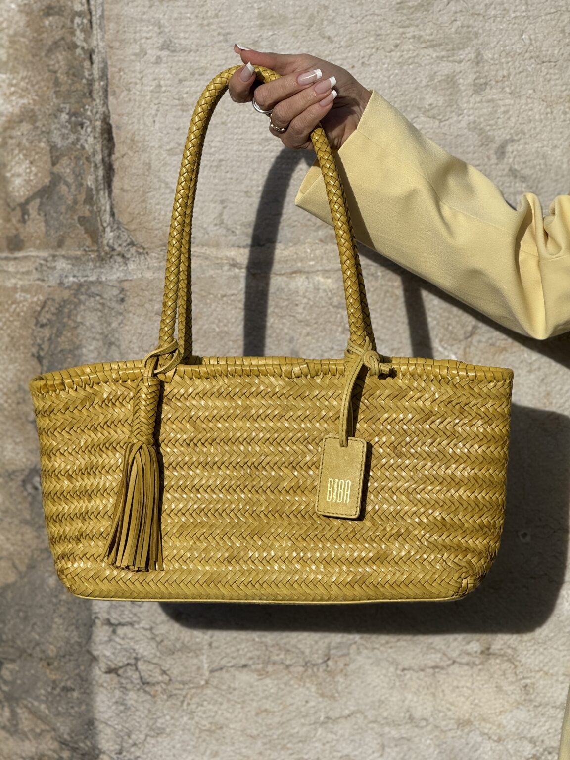 sac baguette en cuir tressé jaune perkins biba