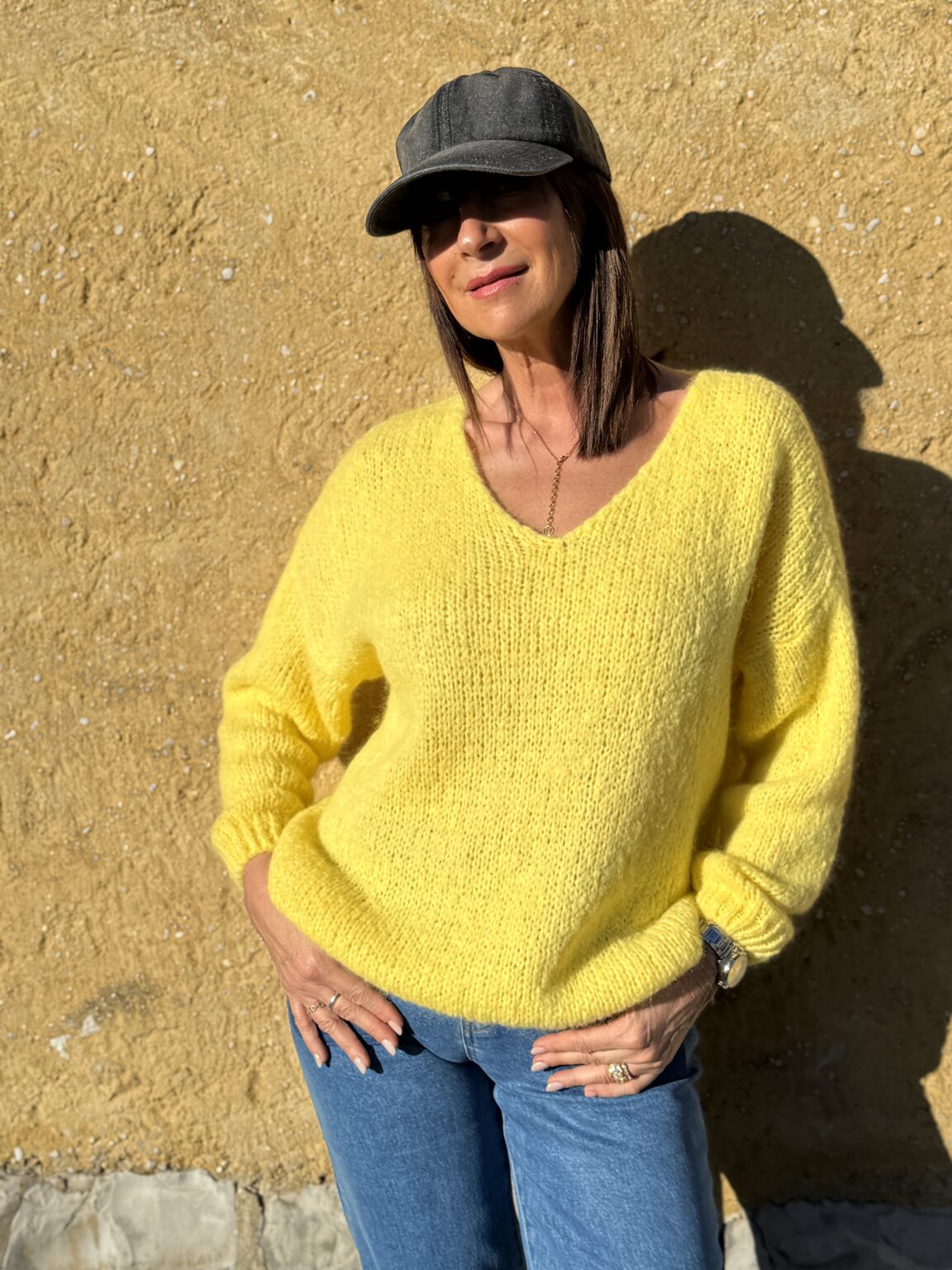 pull maille douce col v jaune citron marie ile de re