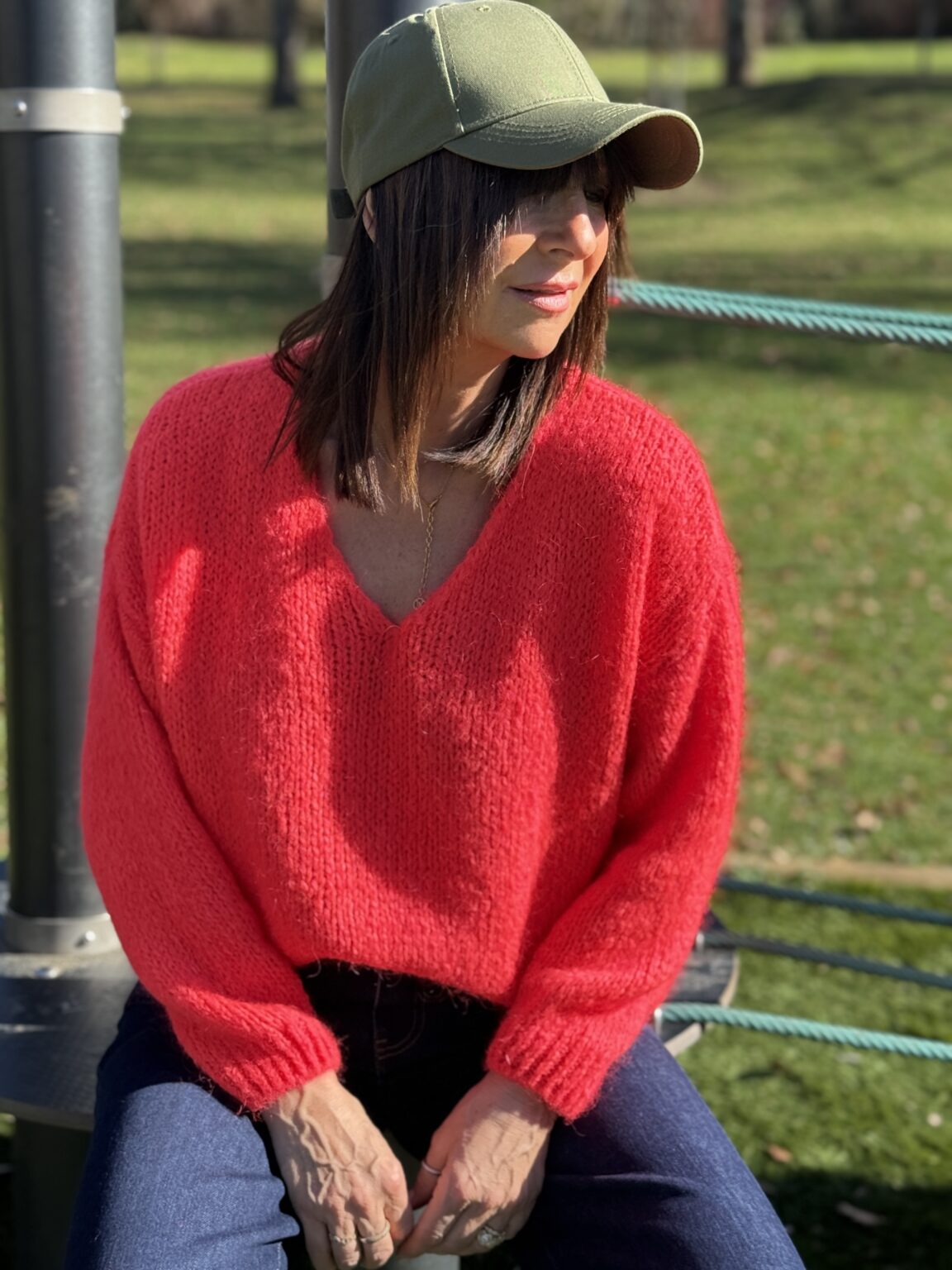 pull maille douce col v néon corail marie ile de re