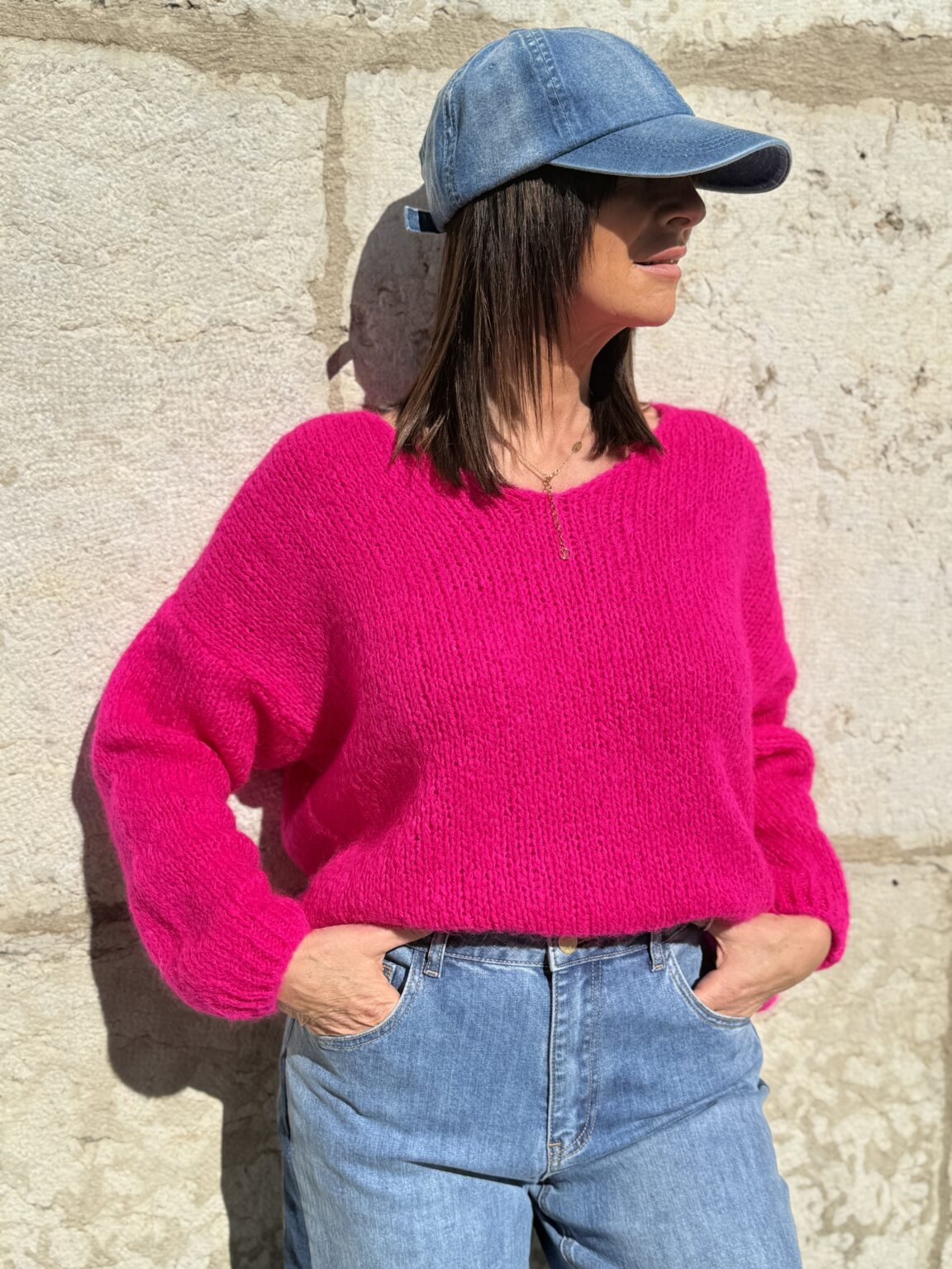 pull maille douce col v rose fuchsia marie ile de re