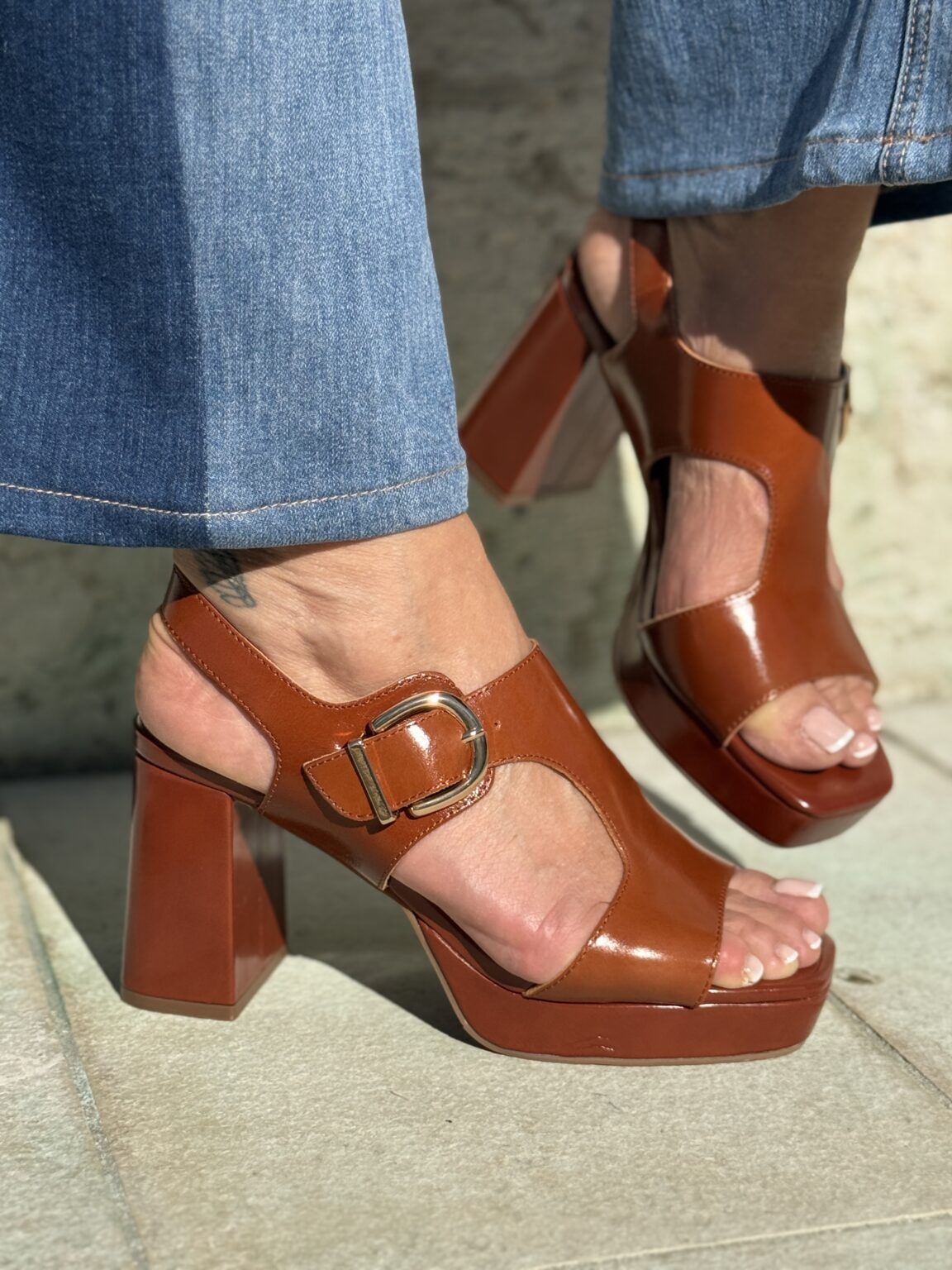 sandales plateforme cuir brillant camel courtney emilie karston