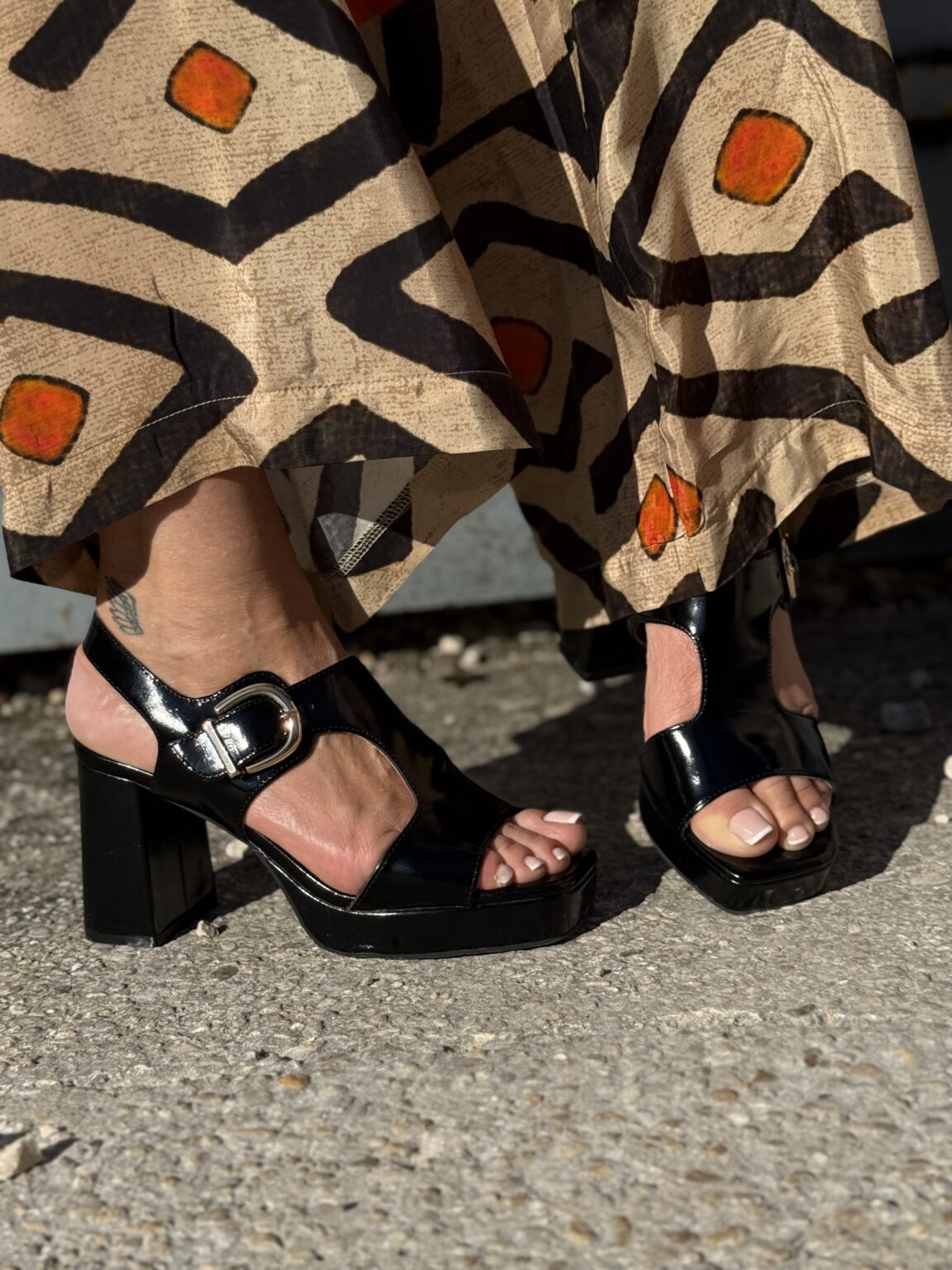 sandales plateforme cuir brillant noir emilie karston