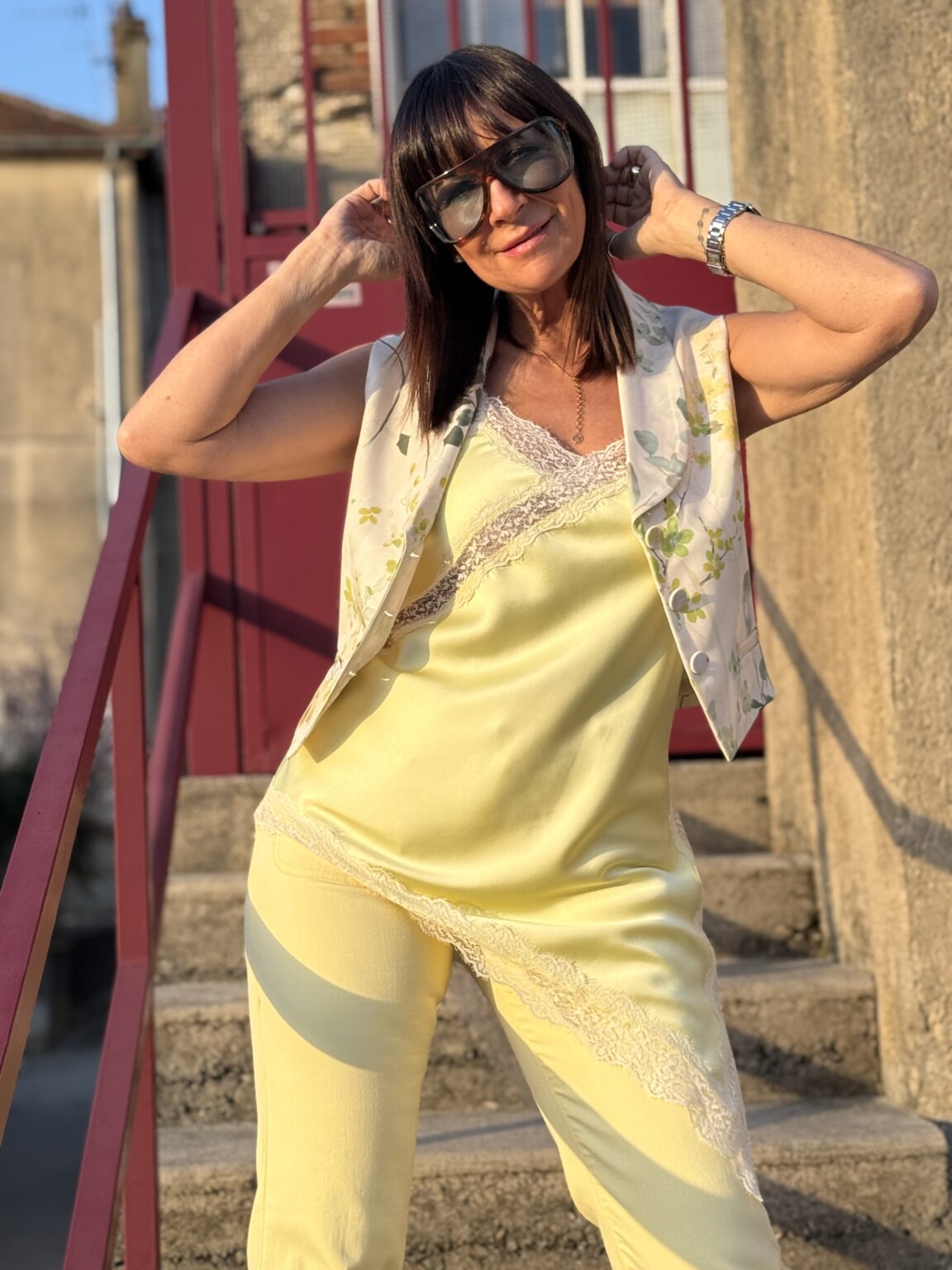 top asymétrique à fines bretelles & dentelle jaune