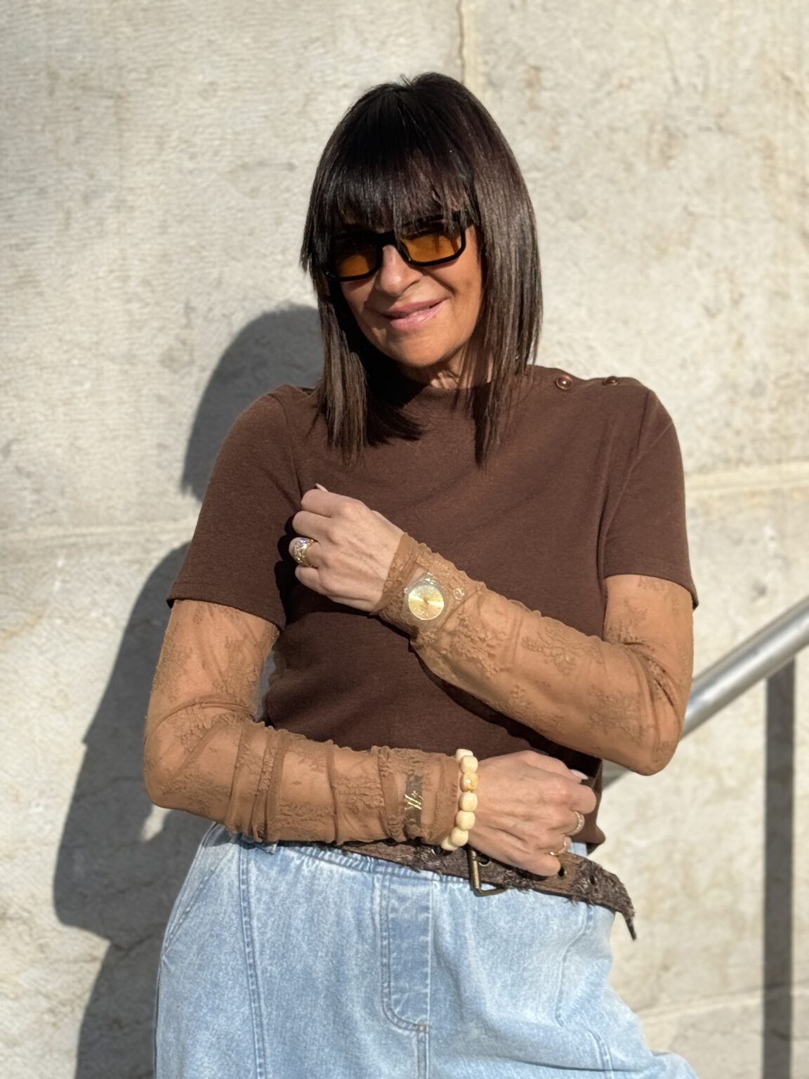 t shirt ajusté à boutons décoratifs chocolat