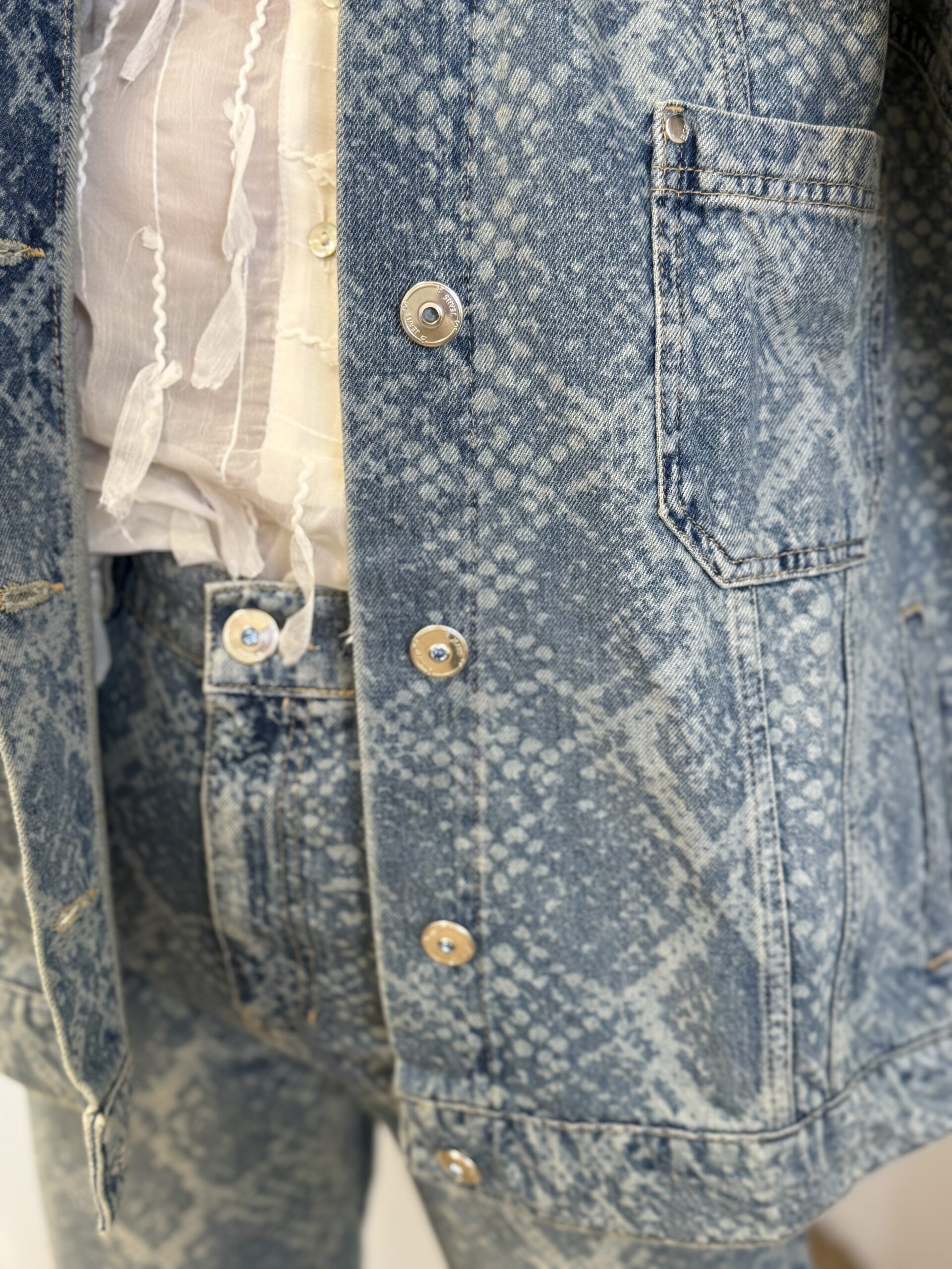 229904 veste en jean oversize imprimée effet python bsb