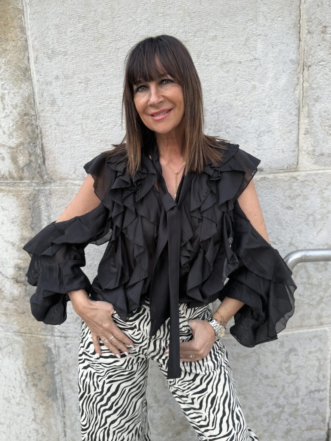 blouse noire à volants et col lavallière philia loft s02e0004