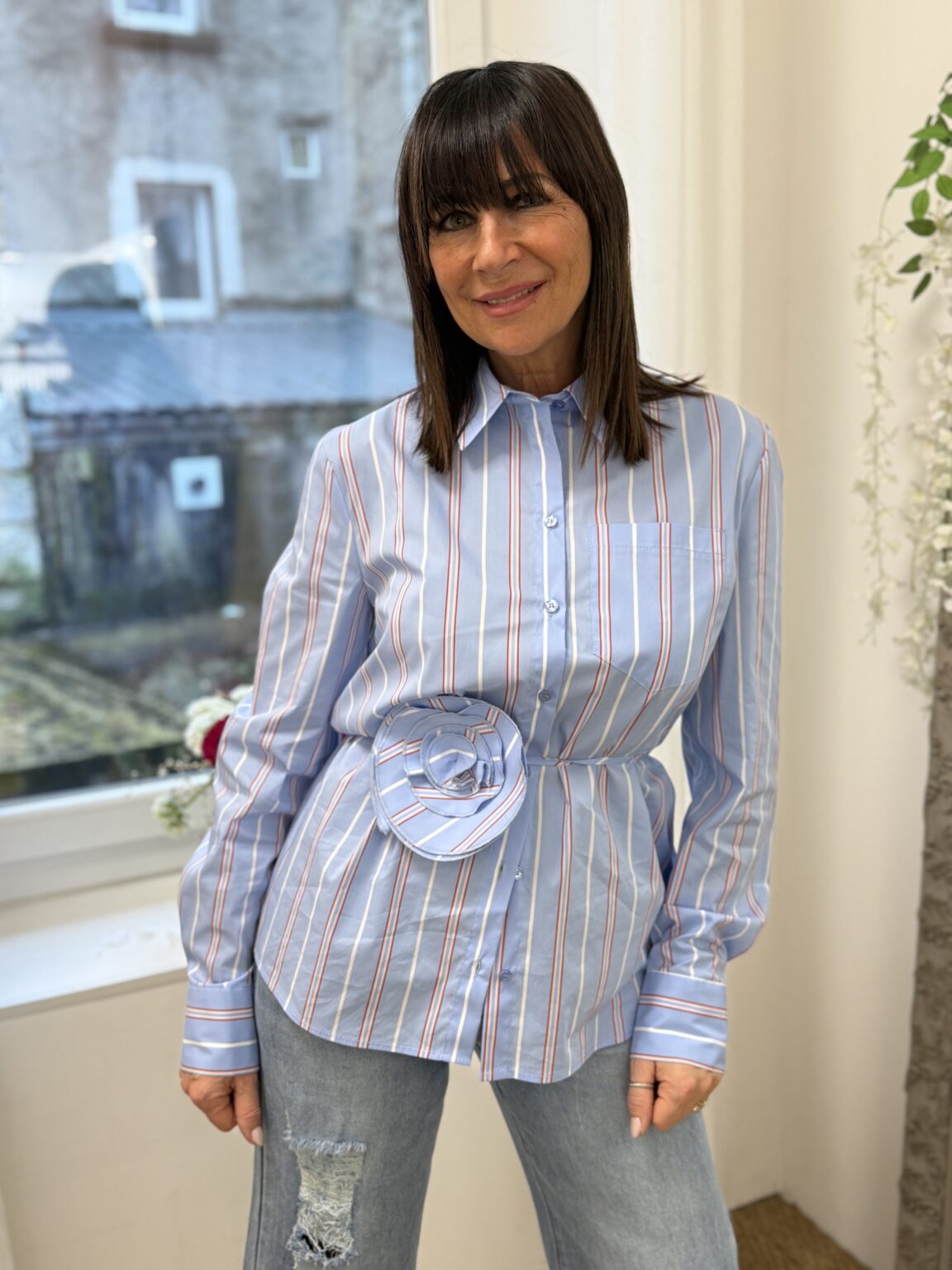 chemise à rayures bleu ciel blanc rouge et rose