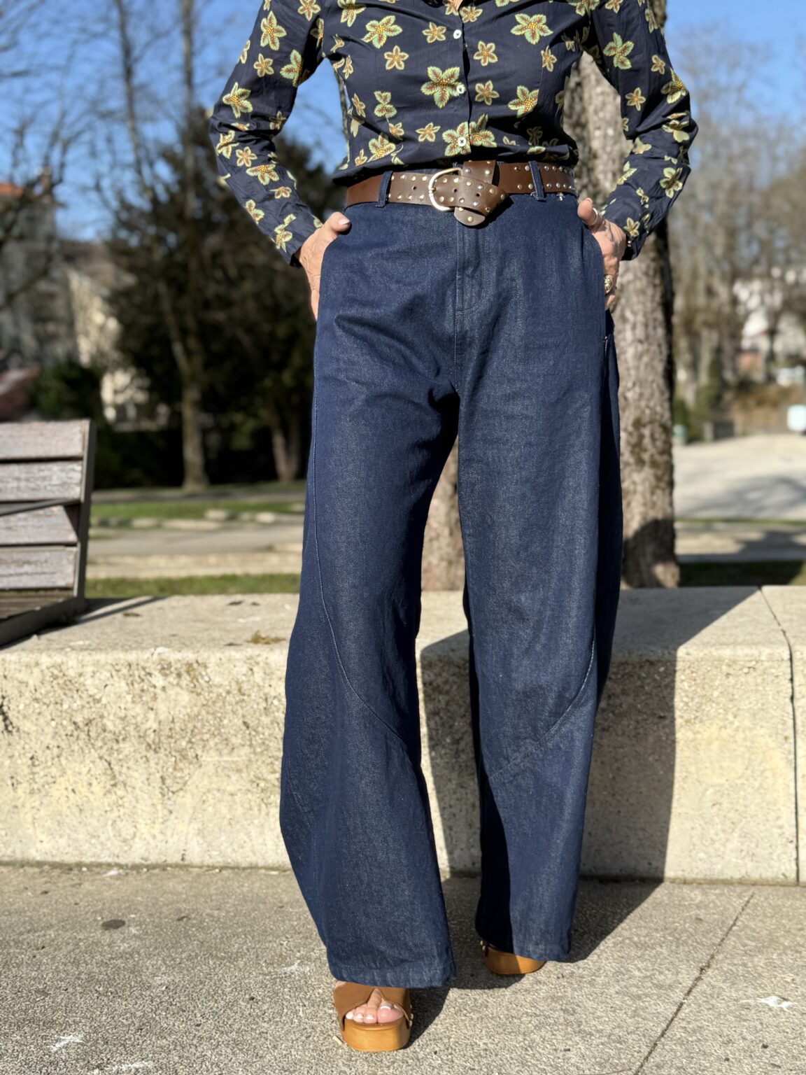 jean large denim brut avec ceinture cloutée souvenir