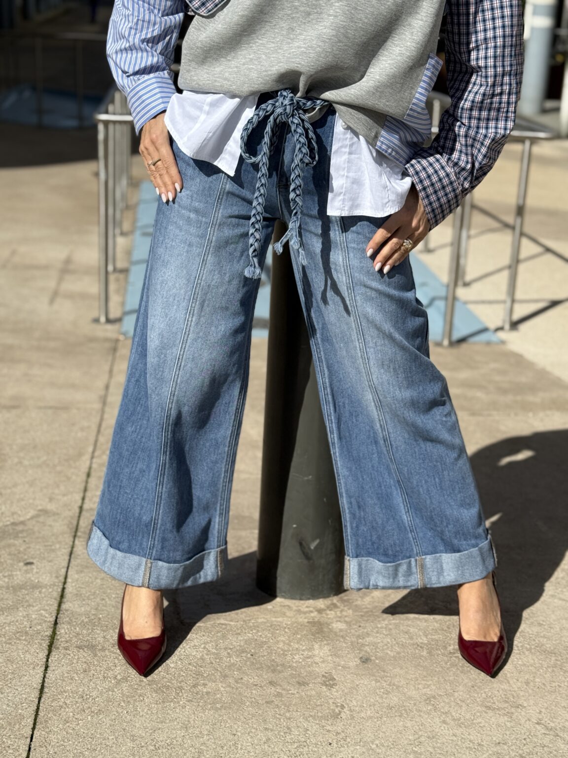 jean large en denim bleu avec ceinture tressée