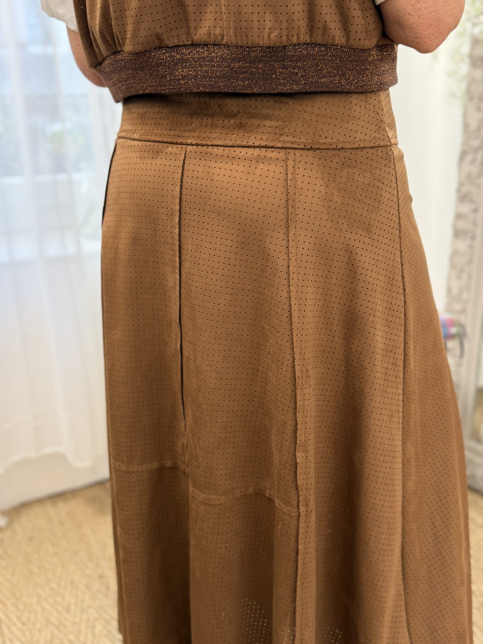 jupe midi fluide perforée camel kikisix