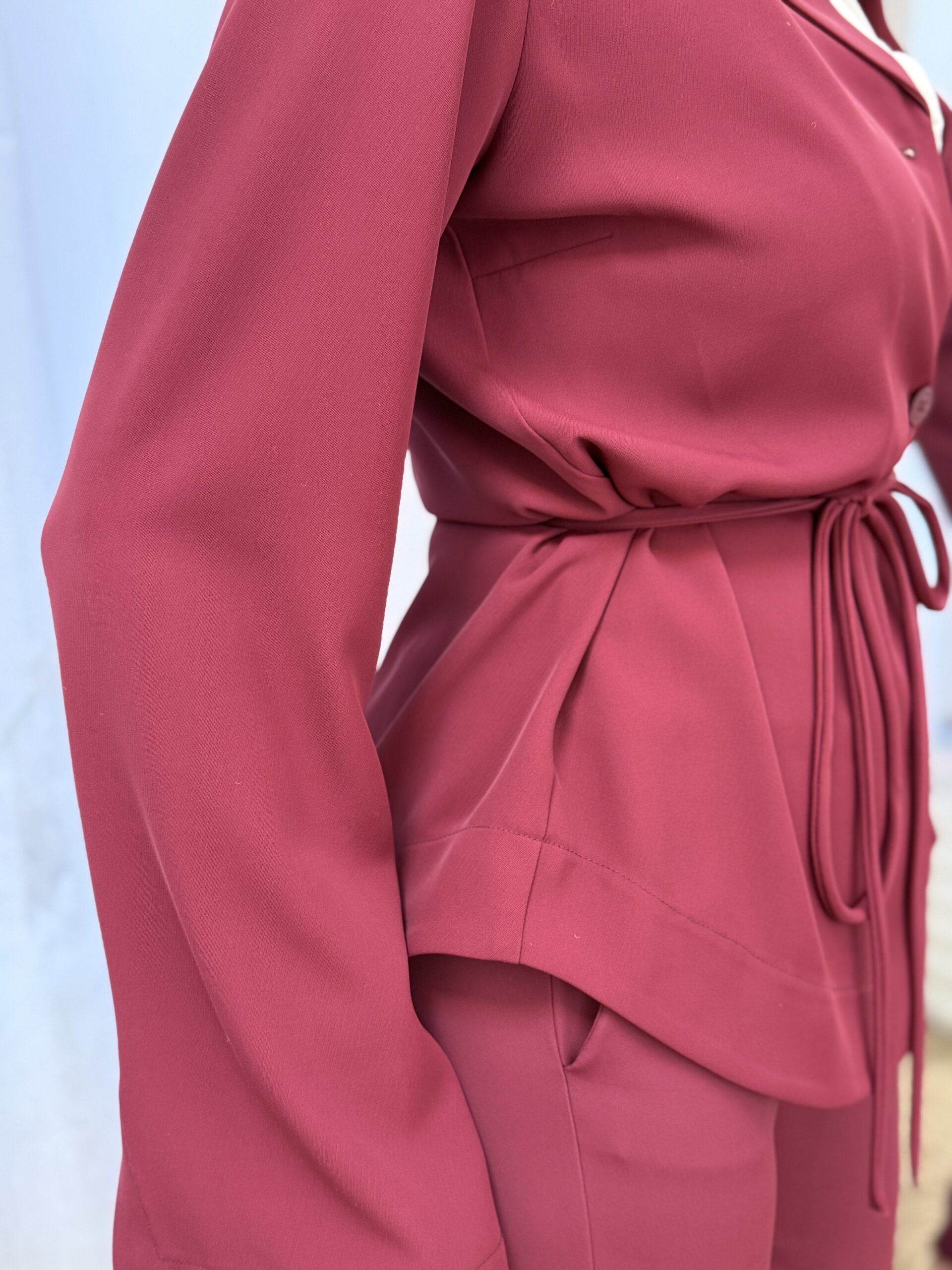 veste tailleur avec ceinture à nouer bordeaux memeroad