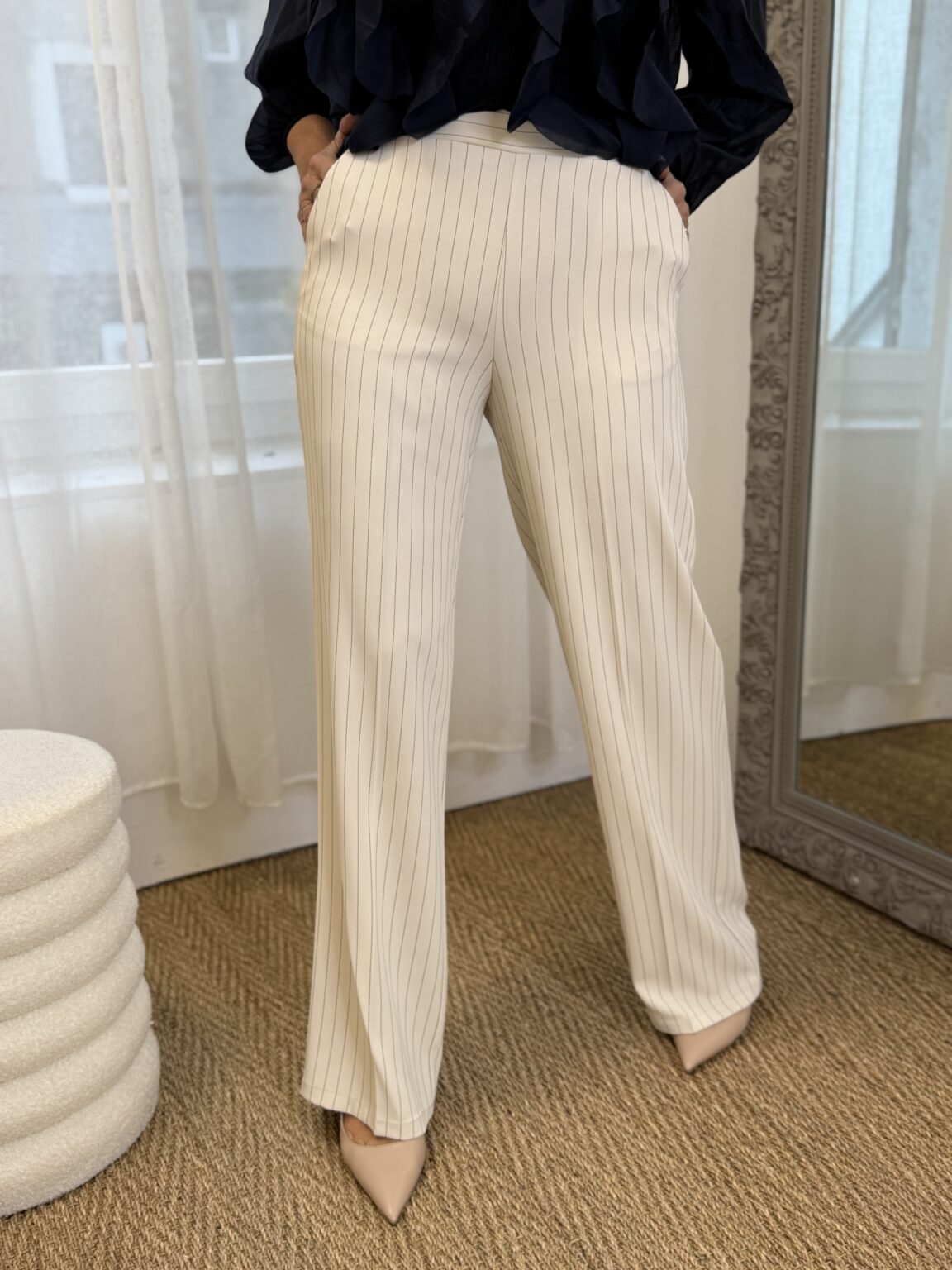 pantalon large beige à fines rayures écru imperial