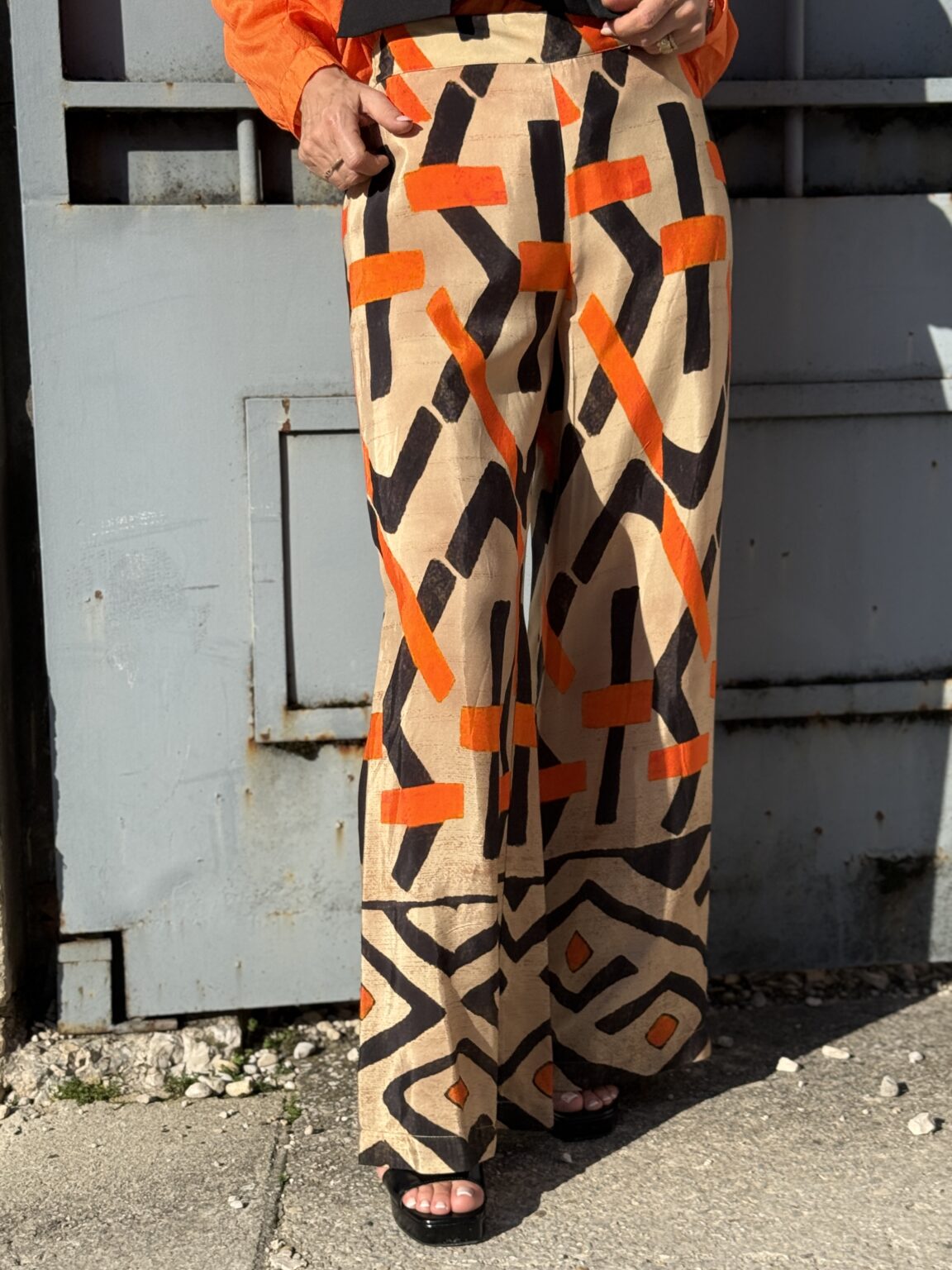 pantalon large fluide à imprimé graphique orange et noir dixie