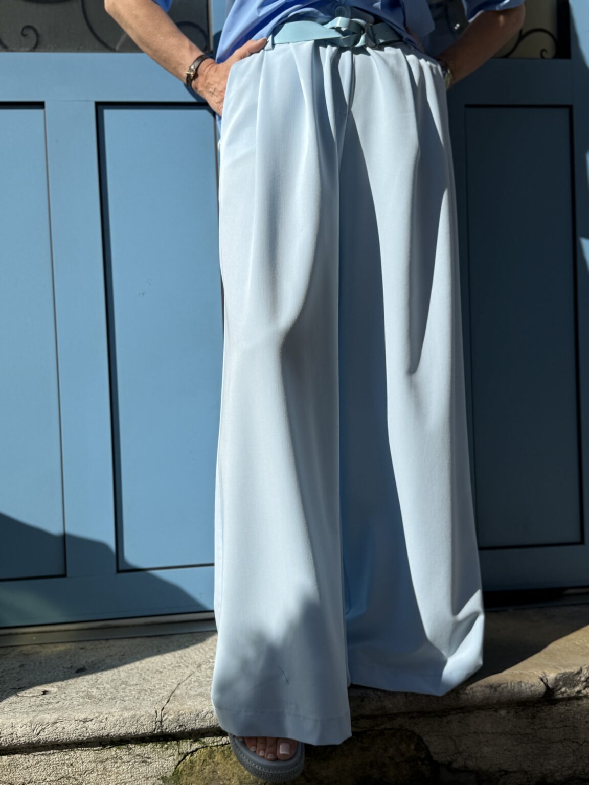 pantalon à pinces large fluide ceinturé bleu ciel imperial