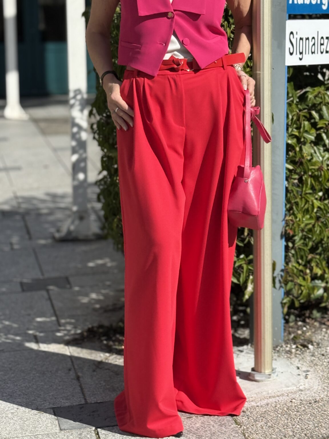 pantalon à pinces large fluide ceinturé rouge impérial