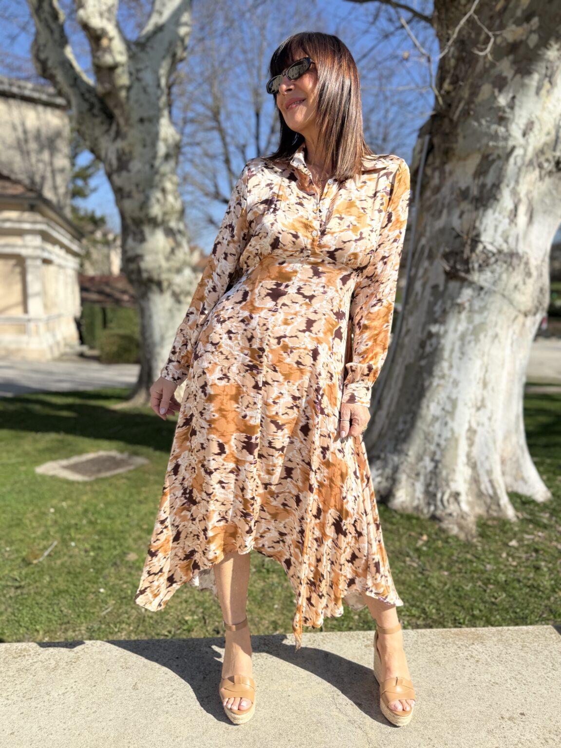 robe midi fluide imprimé tons camel et beige