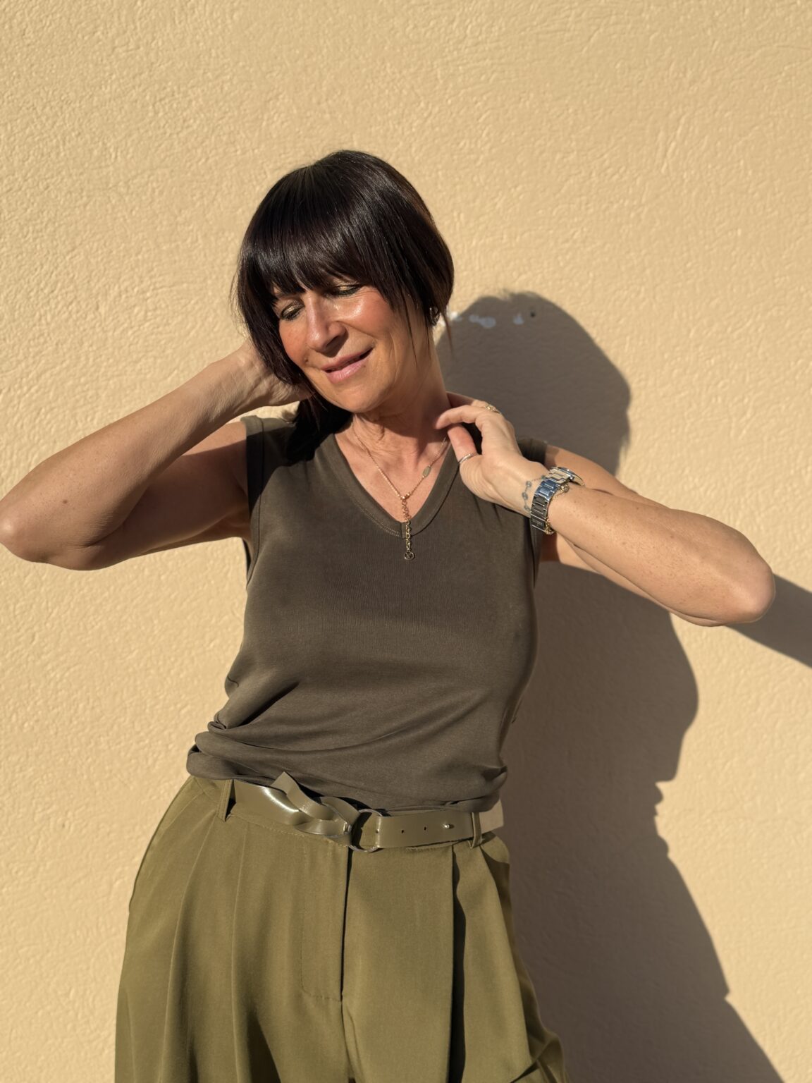 t shirt sans manches col v kaki imperial