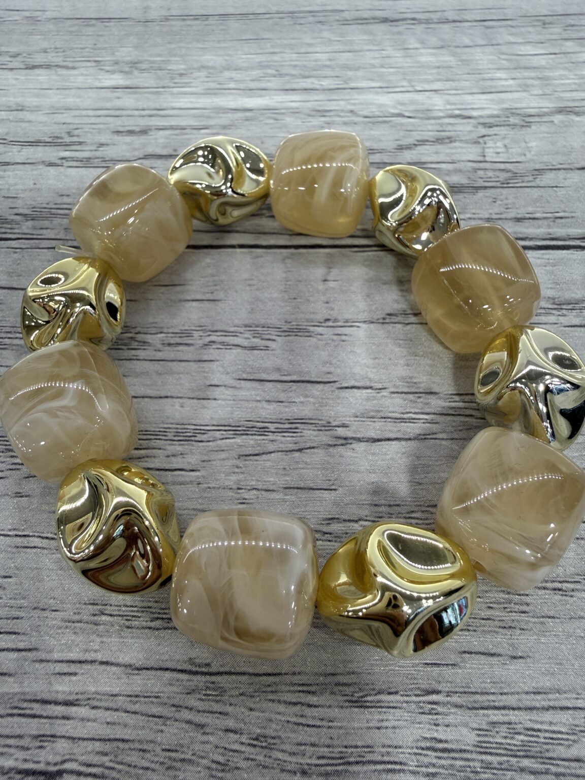 bracelet avec perles en résine beige marbré et doré
