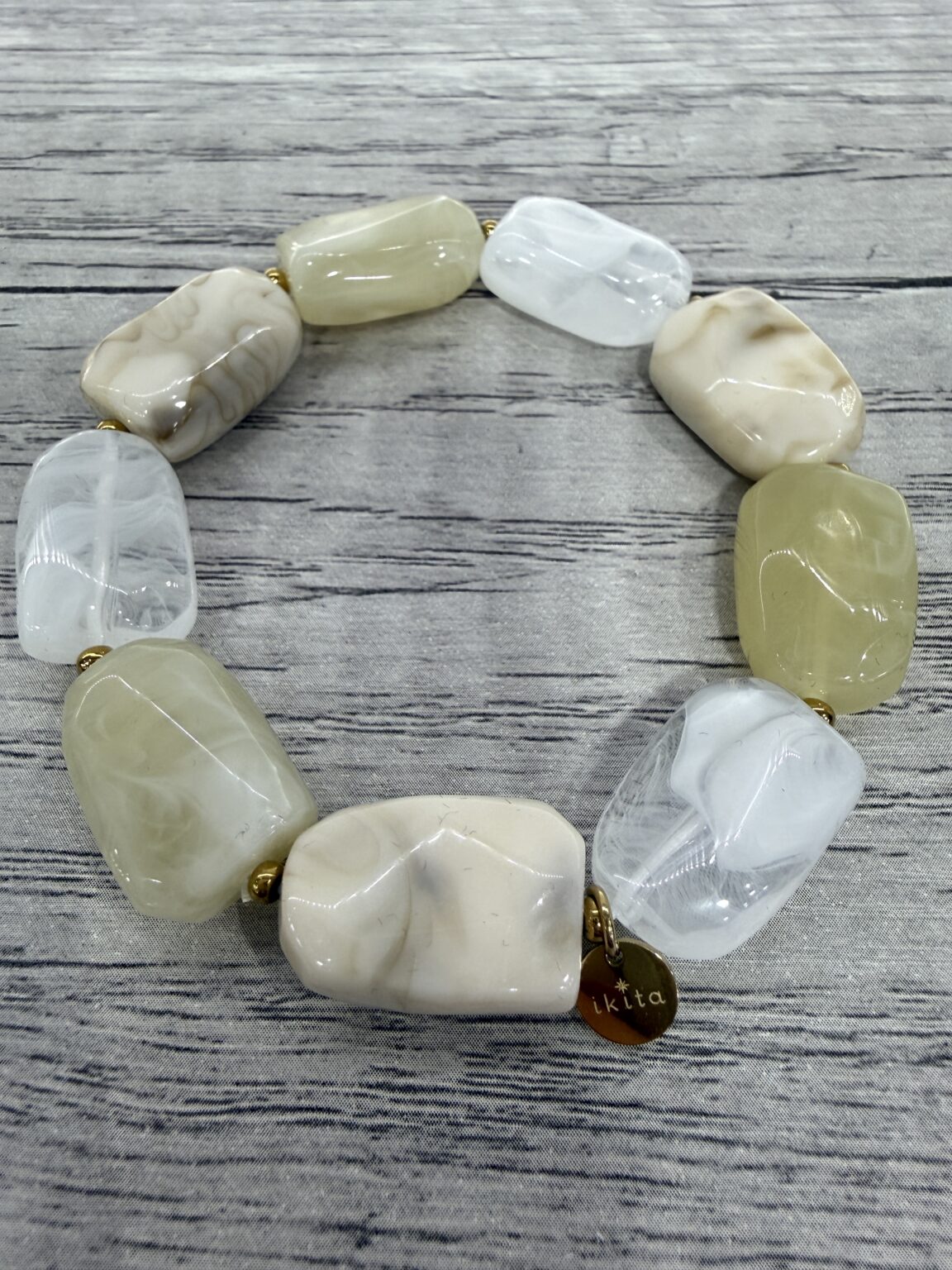 bracelet avec perles en résine blanc beige marbré