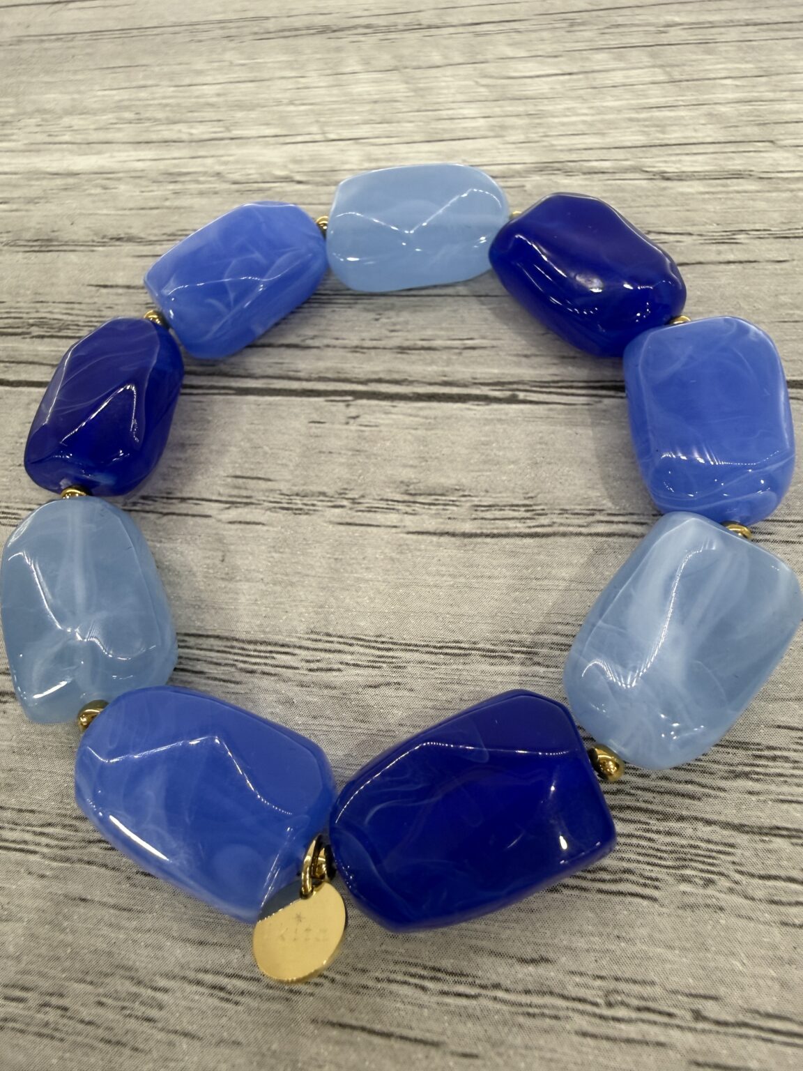 bracelet avec perles en résine bleu ciel marine jean