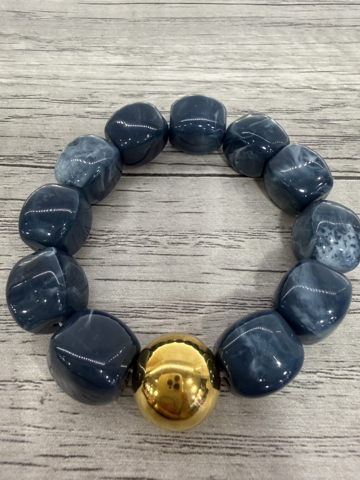 bracelet avec perles en résine bleu marine marbré