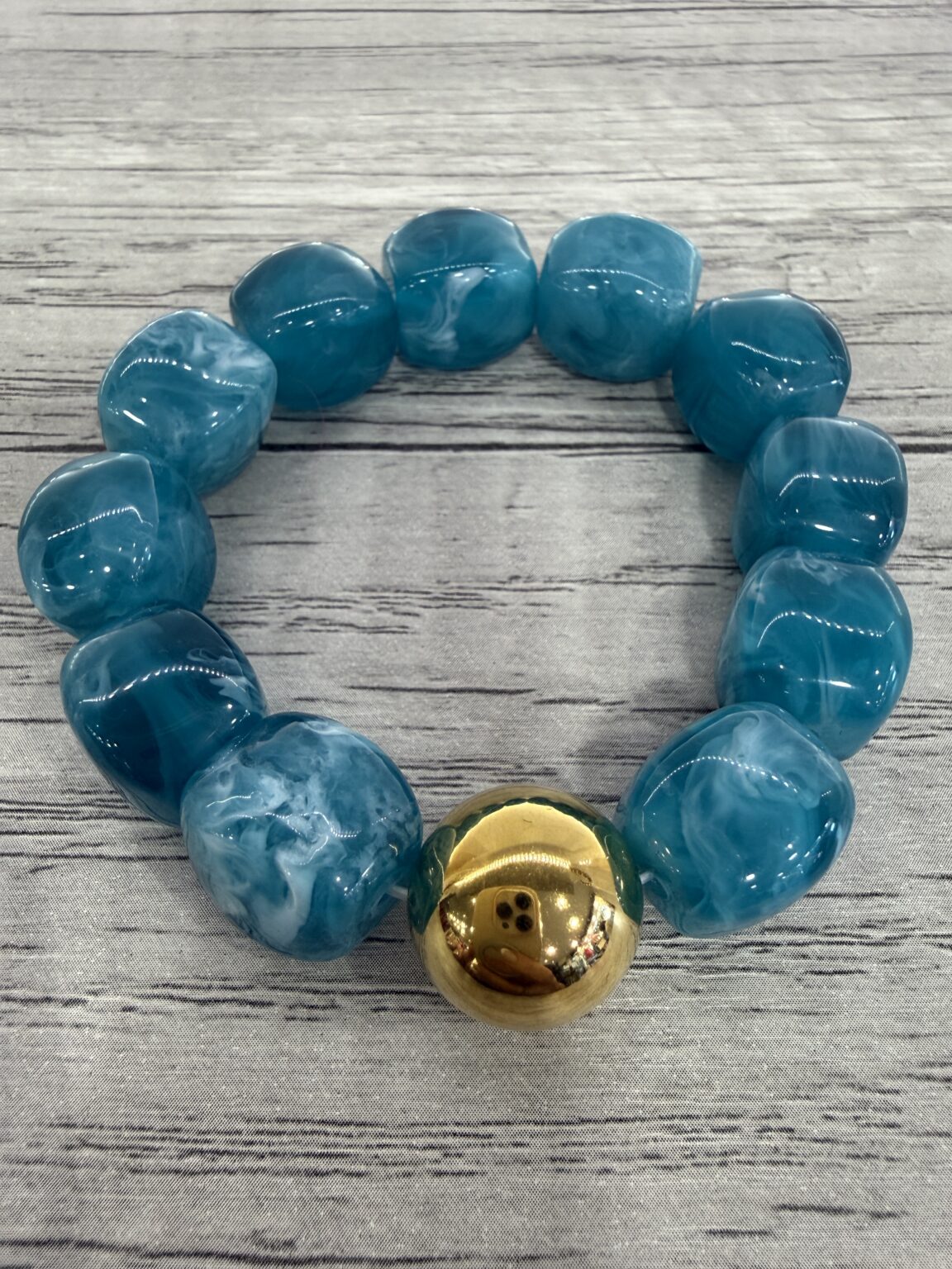 bracelet avec perles en résine bleu océan marbré