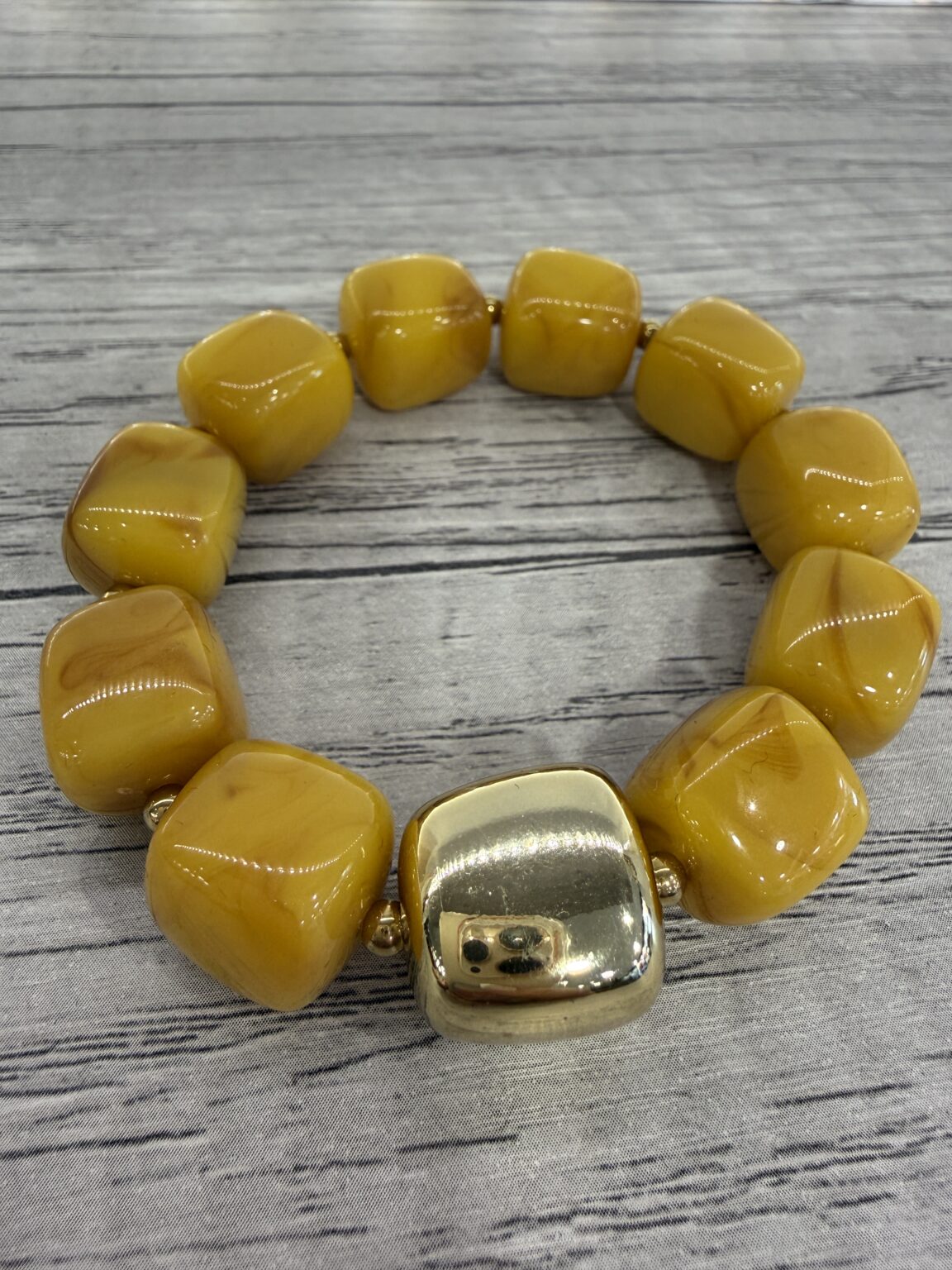bracelet avec perles en résine jaune moutarde marbré
