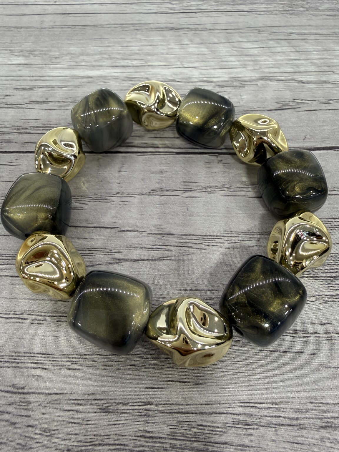 bracelet avec perles en résine kaki marbré et doré