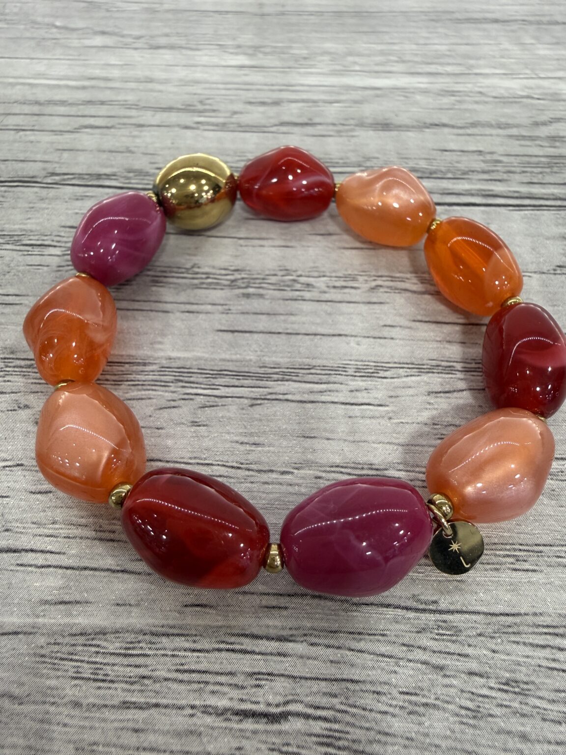 bracelet avec perles en résine orange bordeaux framboise doré