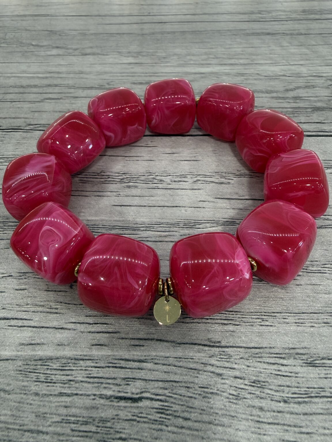 bracelet avec perles en résine rose framboise