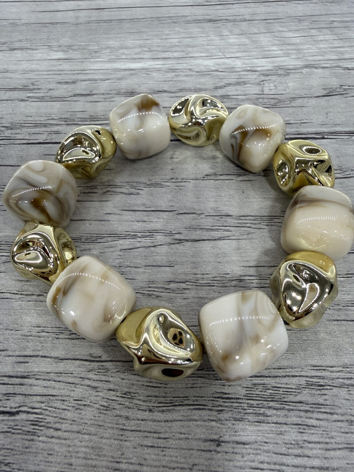 bracelet avec perles en résine vanille marbré et doré