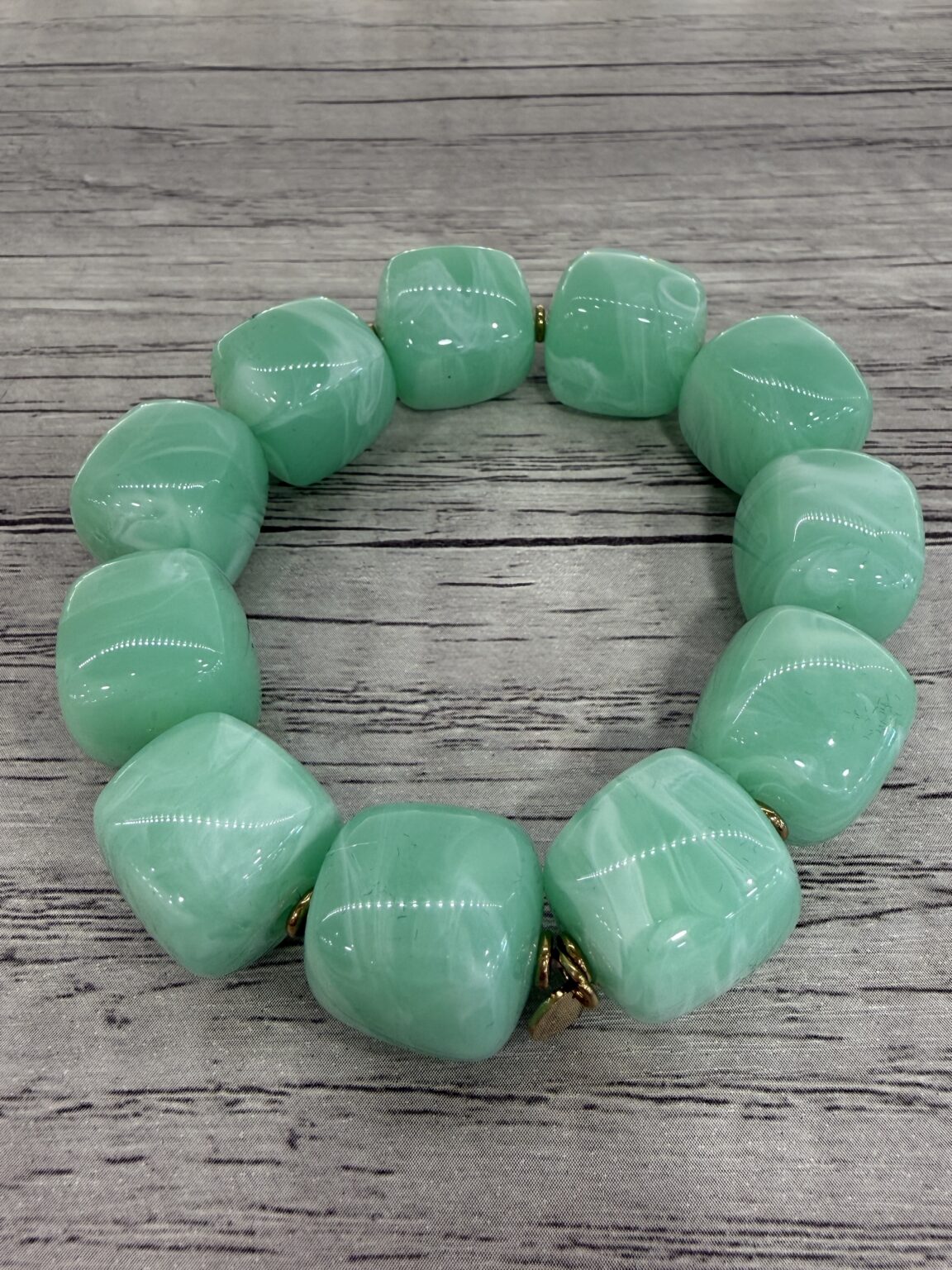 bracelet avec perles en résine vert fluo (copie)