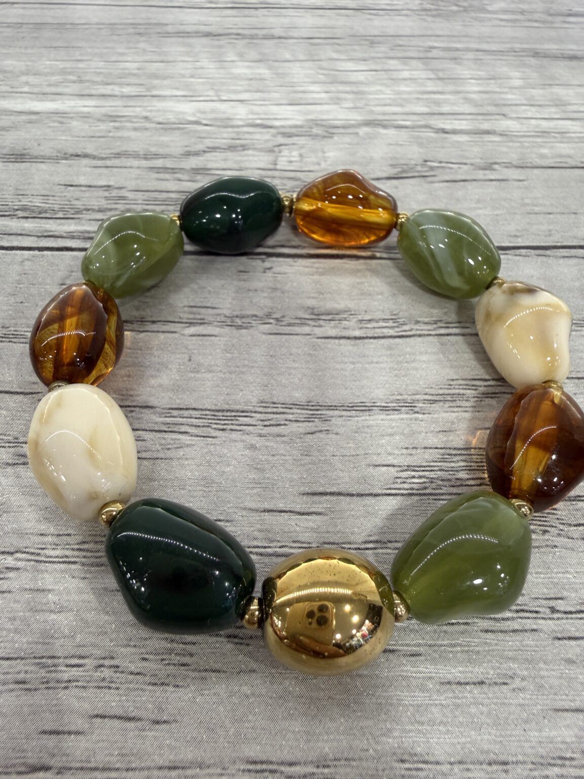 bracelet avec perles en résine vert beige ambre doré