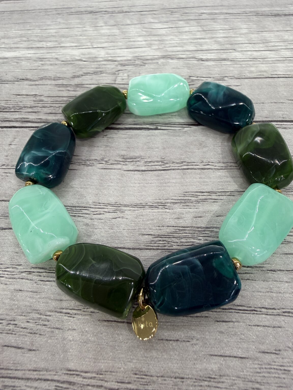 bracelet avec perles en résine vert d'eau kaki